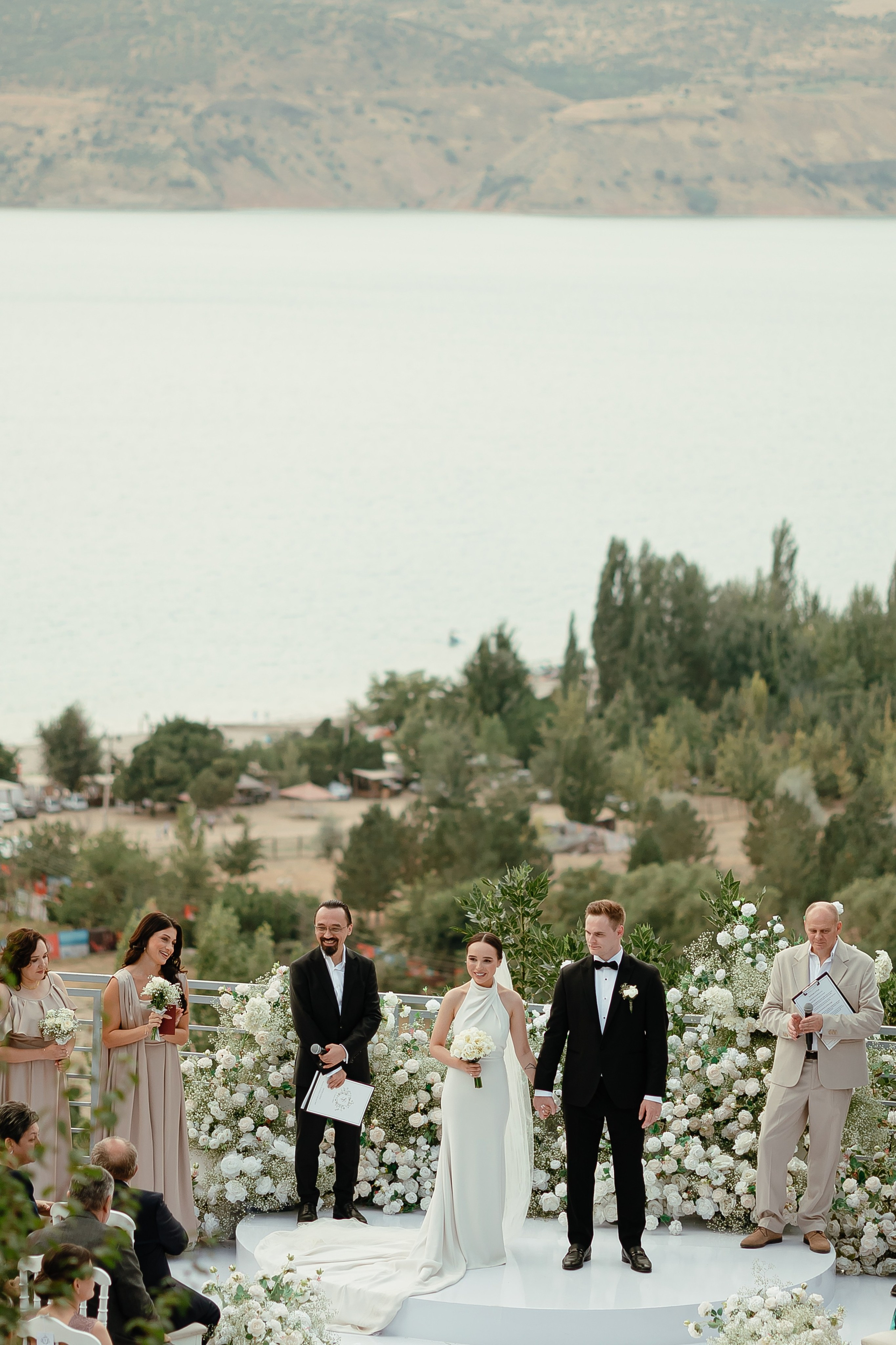 Thomas & Suyumbika. Главная