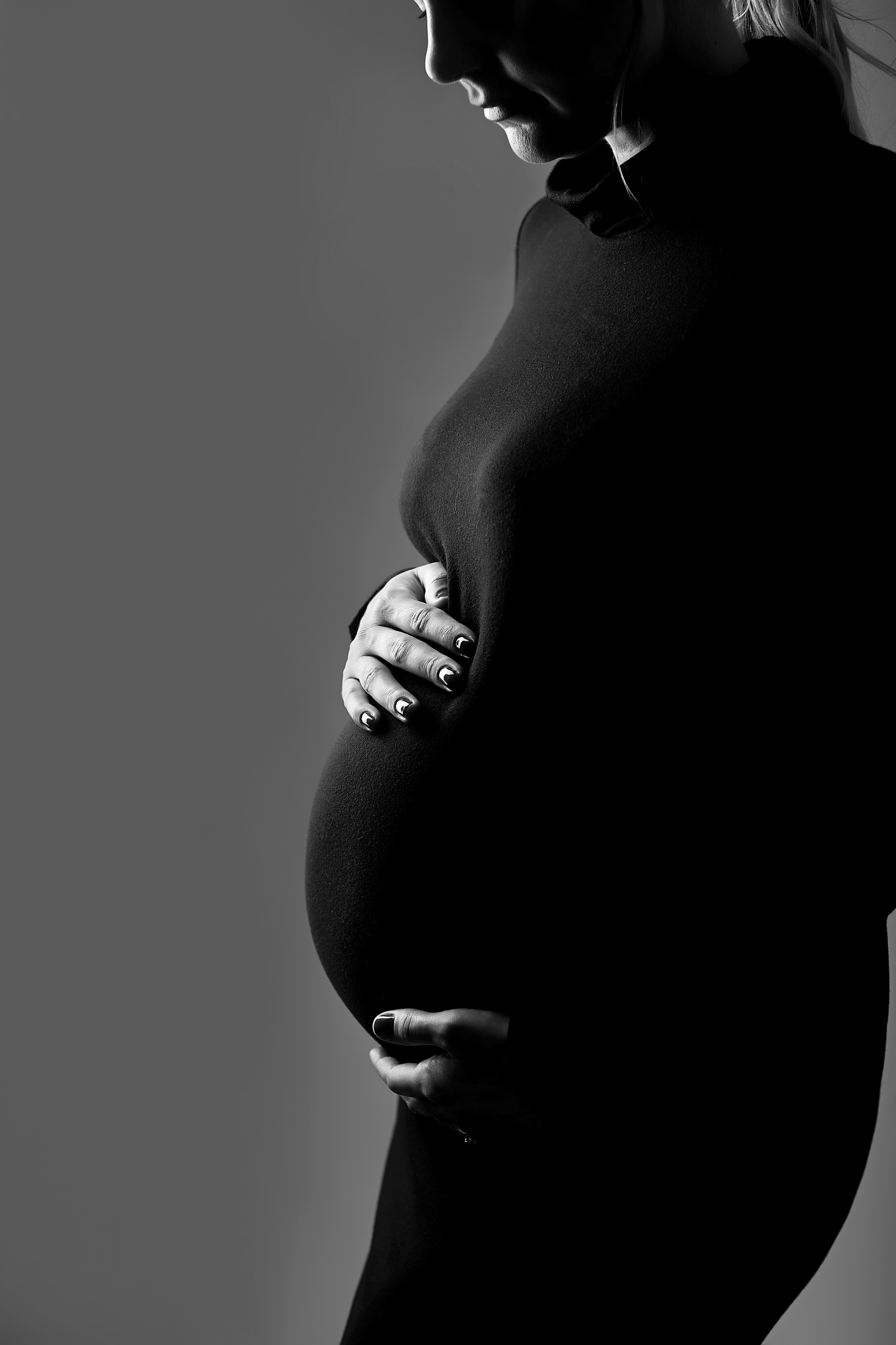 Vår fotostudio erbjuder en glamorös graviditetsfotografering med stiliga klänningar att hyra för att förgylla dina bilder.