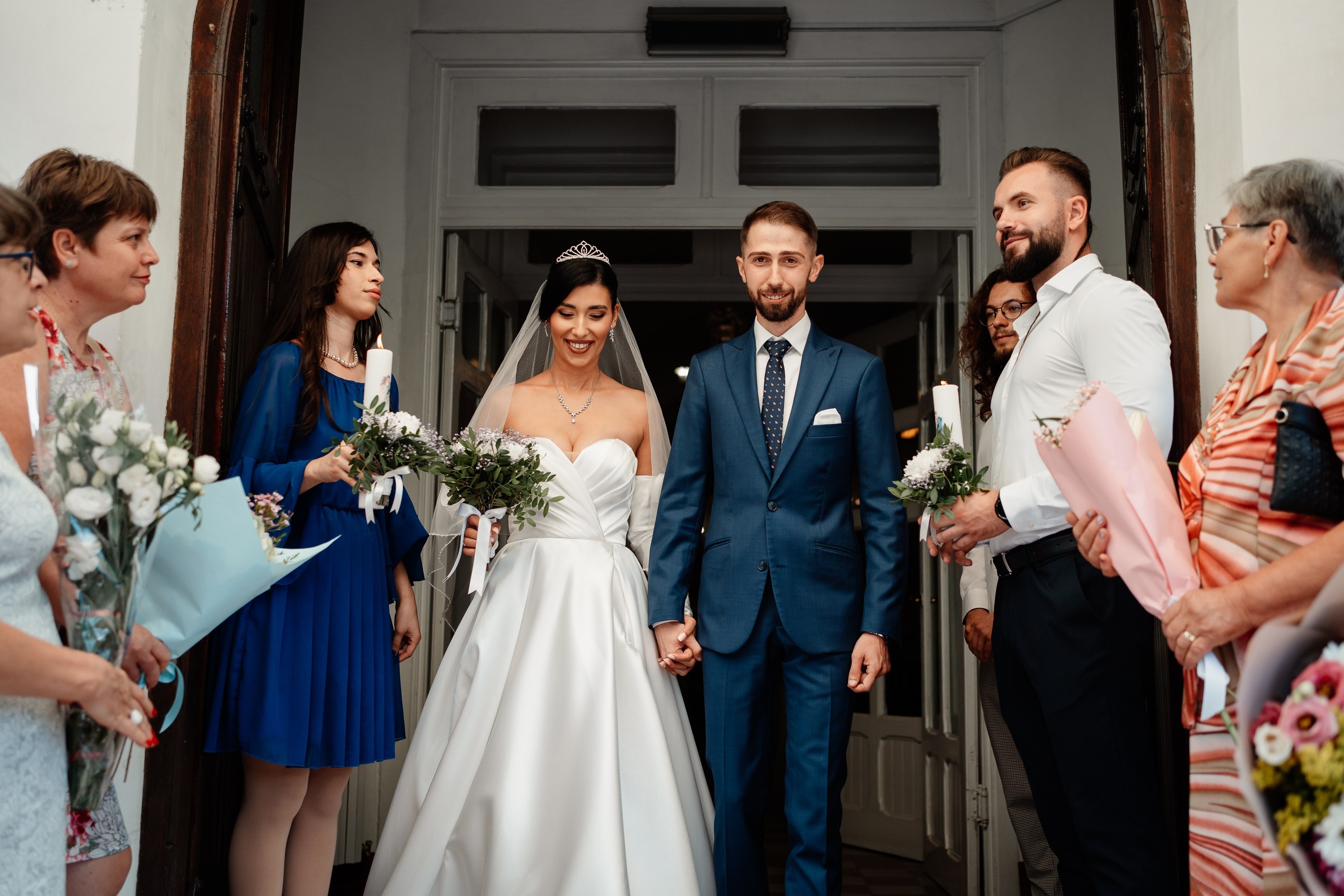 Moment emoționant între miri în ziua nunții, surprins într-un cadru natural și romantic, in Bucuresti. Fotografie de nuntă profesională, editată artistic pentru a evidenția emoția și eleganța evenimentului.