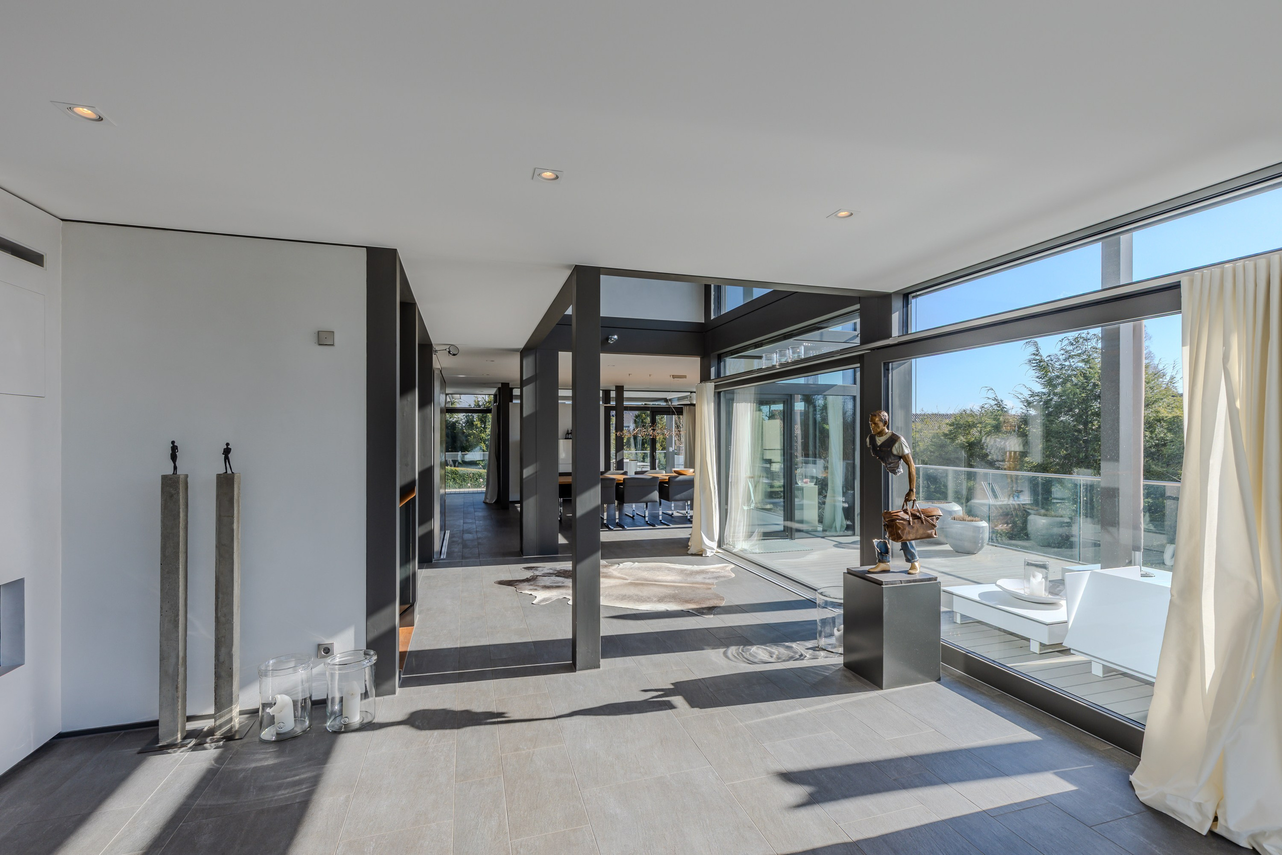 Портфолио съемки интерьеров недвижимости. Светлая гостиная с профессиональной постановкой – пример работы фотографа Сергея Невельского