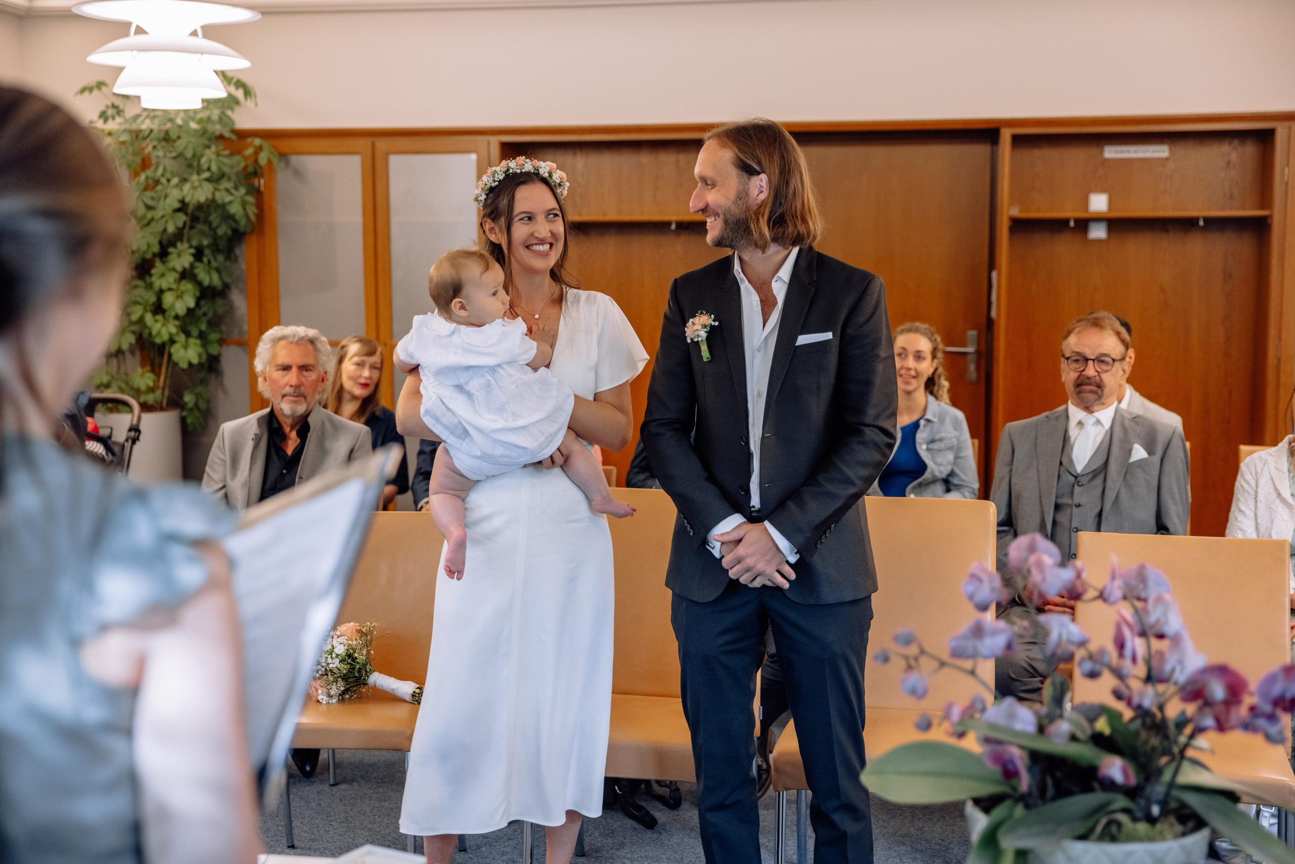 Brautpaar posiert vor Trautisch – romantische Stimmung im Standesamt Mandlstraße 14