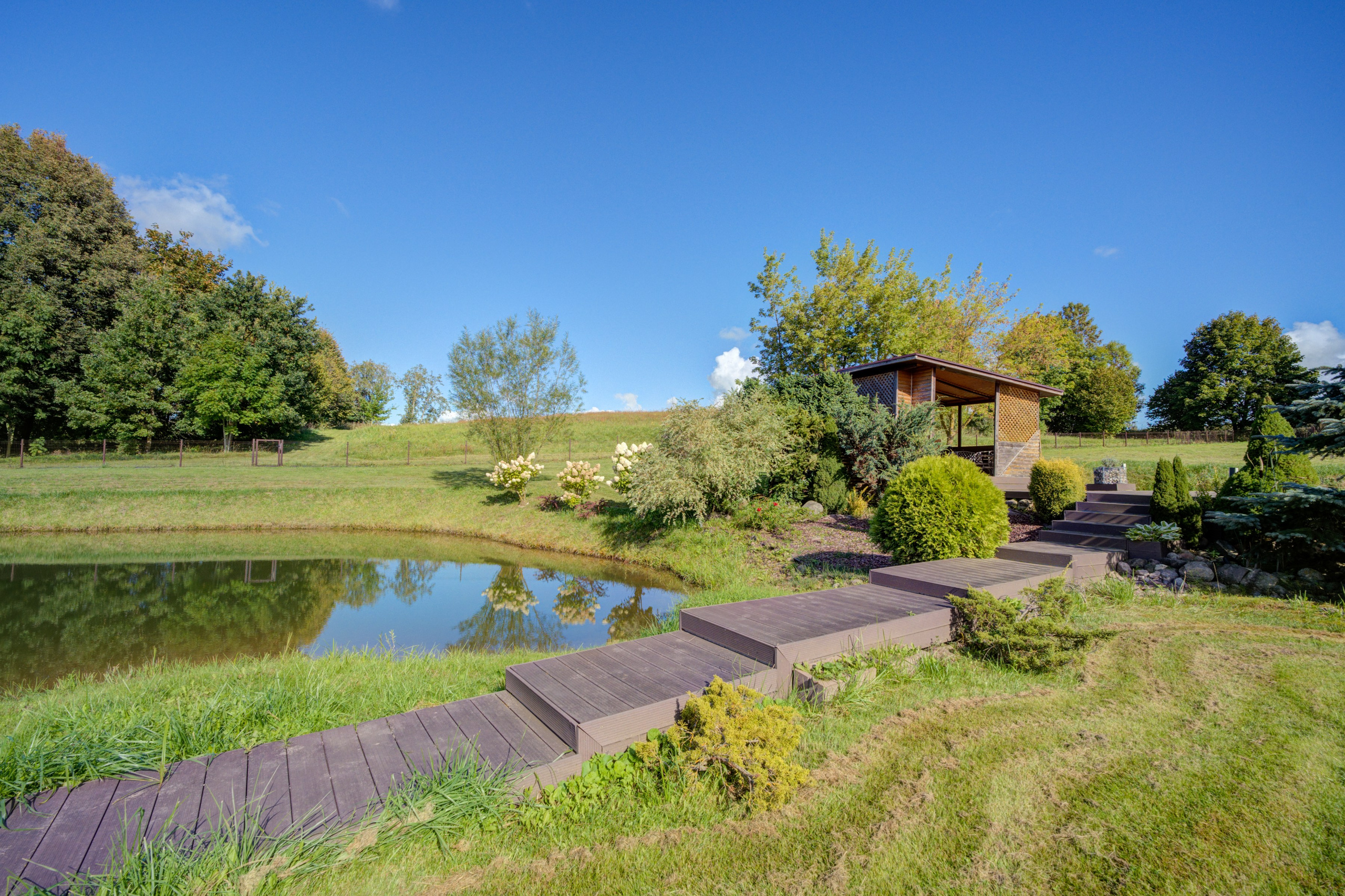 Sadyba Vinliaus r. prie ežero. Elina Sapiega fotografė Vilniuje