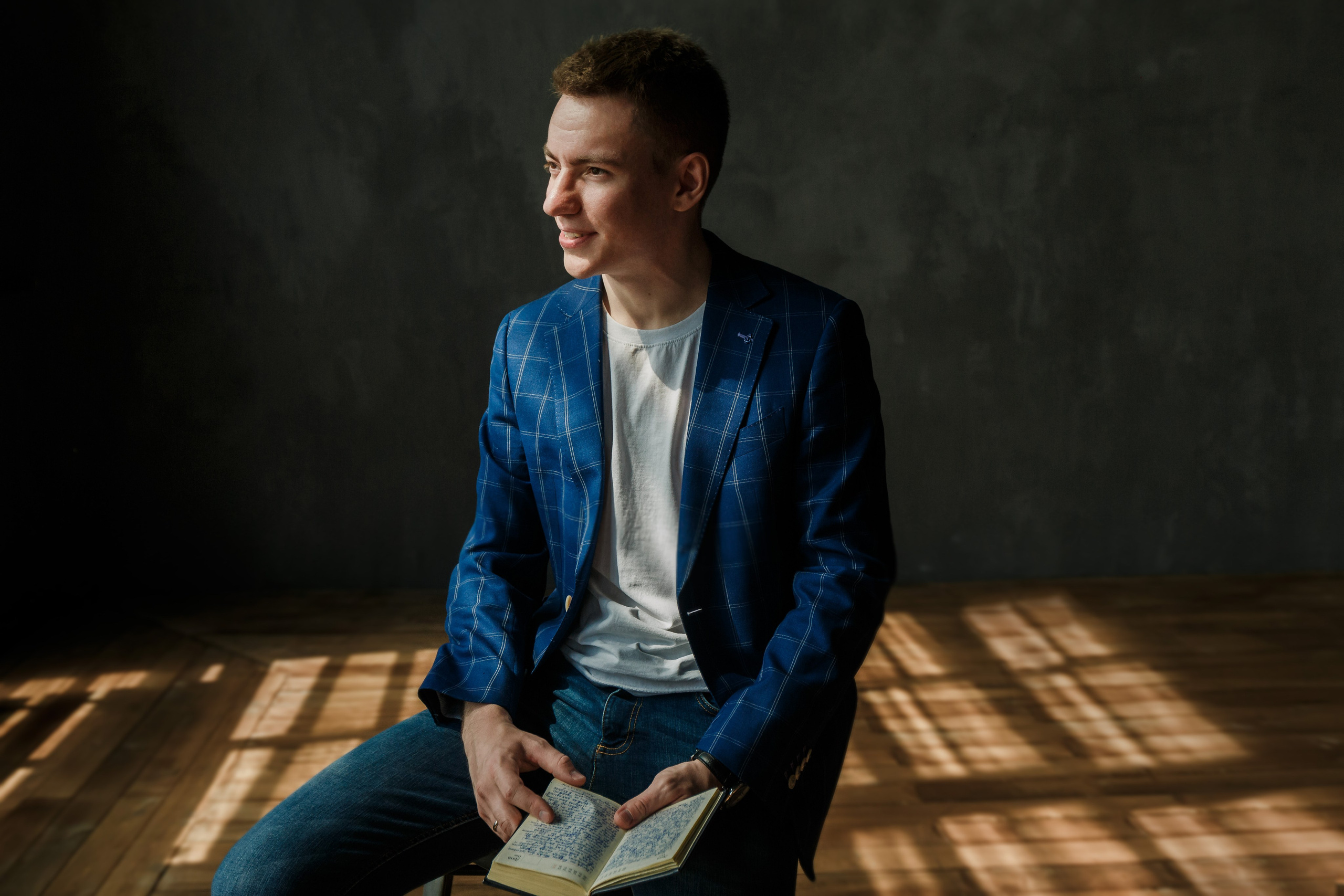 Retrato de un hombre con una chaqueta azul en un estudio fotográfico