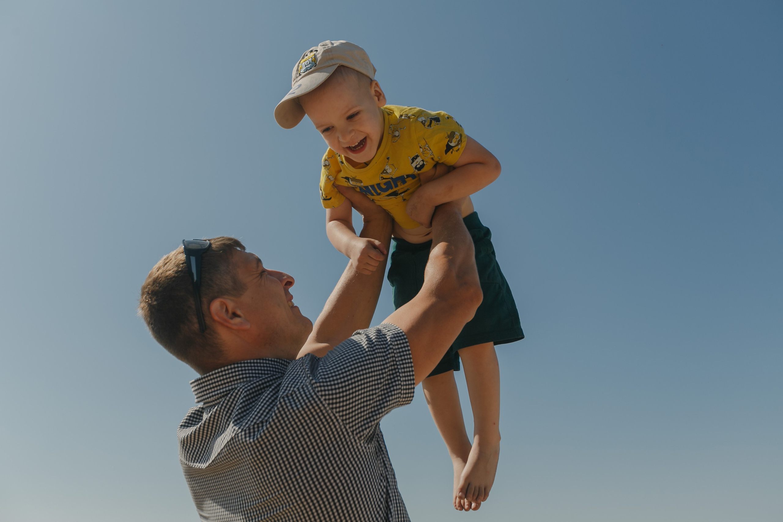 Familia volando una cometa en el lago y comiendo donas. Fotógrafo de retrato, familia y reportajes en Valencia | España | Europa Vitalii Lumier