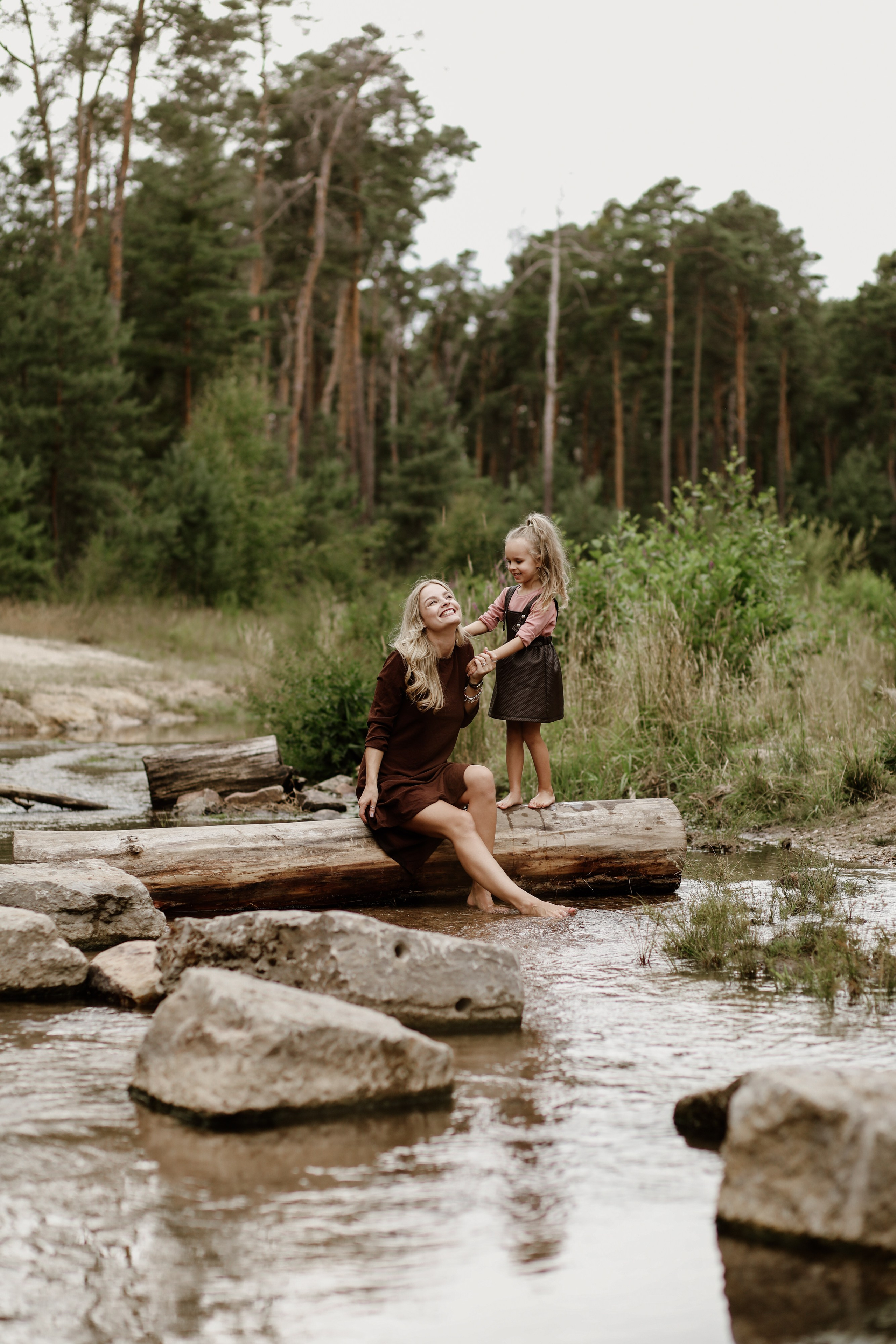 Familienshooting am Kollerstrand am Bootssteg  bei Speyer – Outdoor Familienfotos