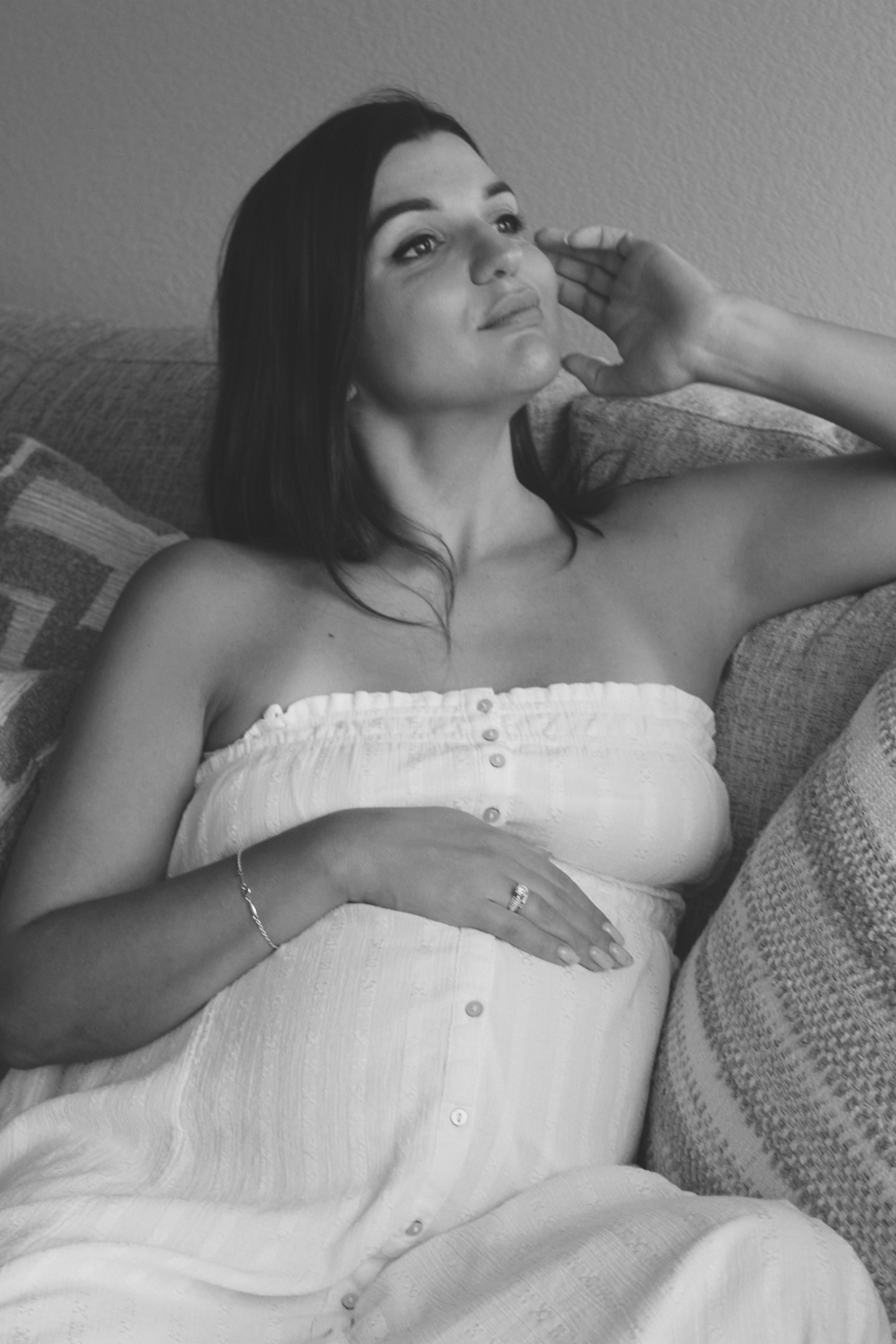 Maternity, Family & Pregnancy Photoshoot at Home. Lana Petrychenko — Portrait & Family Photographer. Valencia, Spain