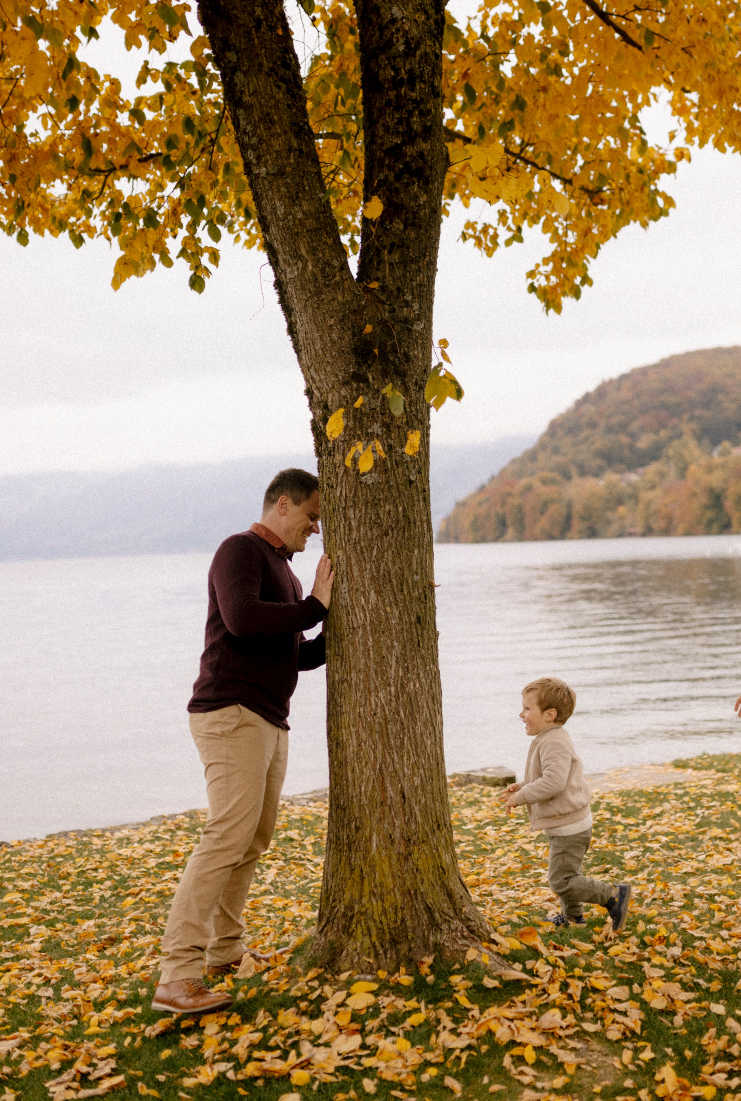 Polina Sobol — family & documentary photographer in Bern. Outdoor & urban photo sessions for families, kids and couples