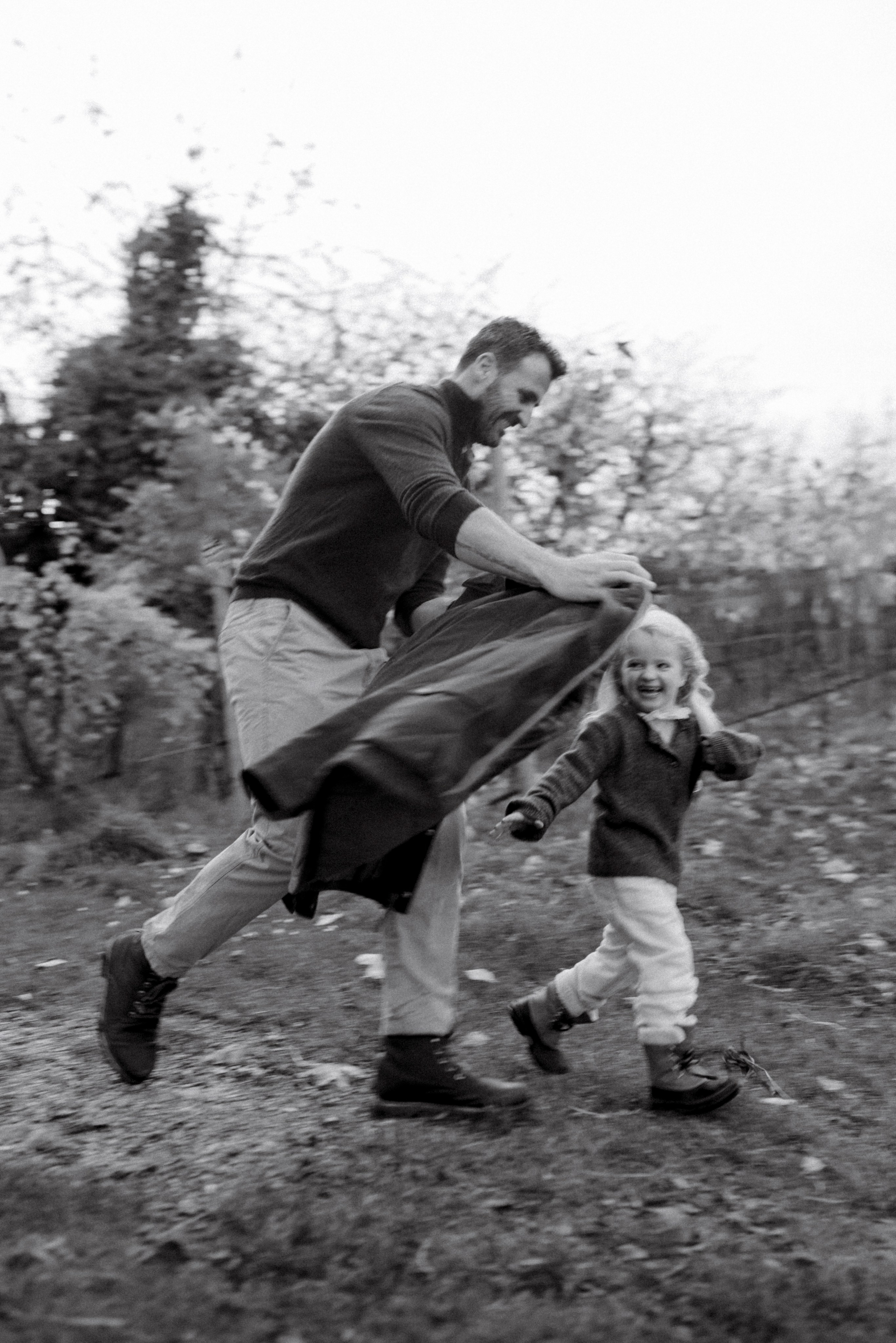 Under the Tree. Polina Sobol — family & documentary photographer in Bern. Outdoor & urban photo sessions for families, kids and couples