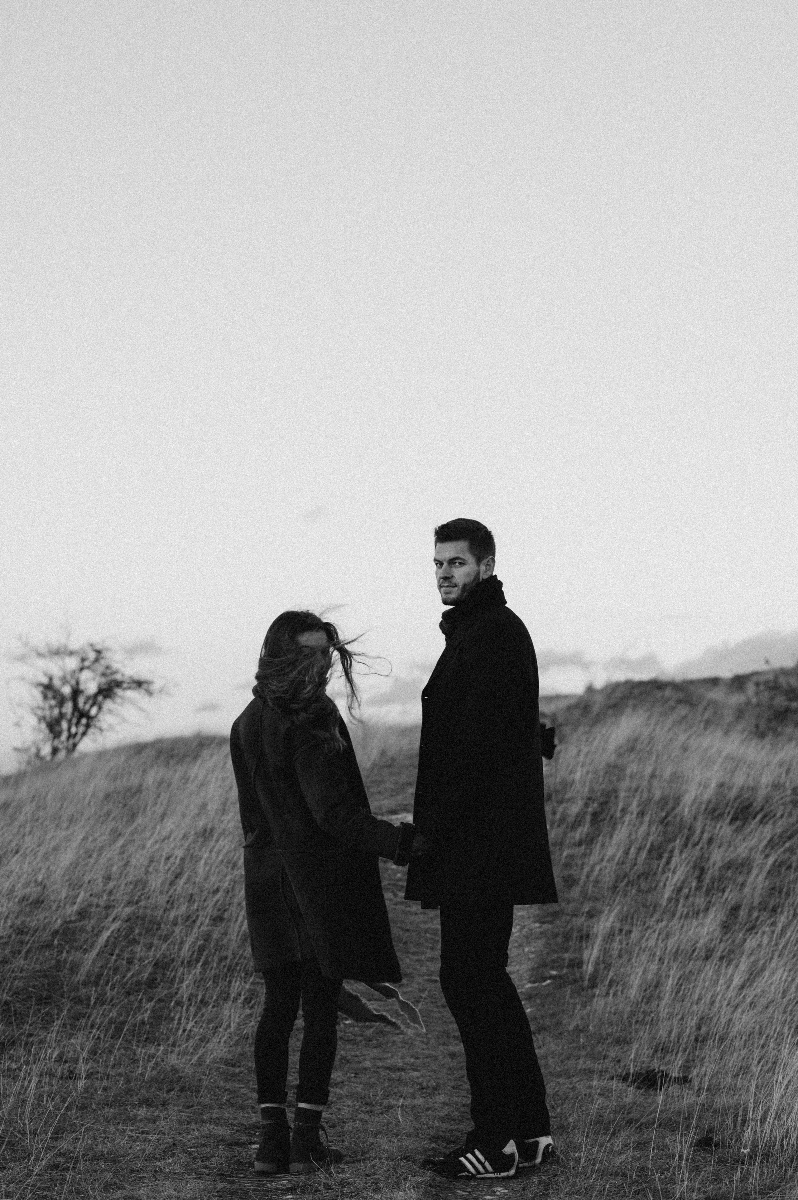 Wenn der Wind flüstert | Paarshooting am Gelben Berg. Photographer in Nuremberg Irina Mehnert from Ansbach