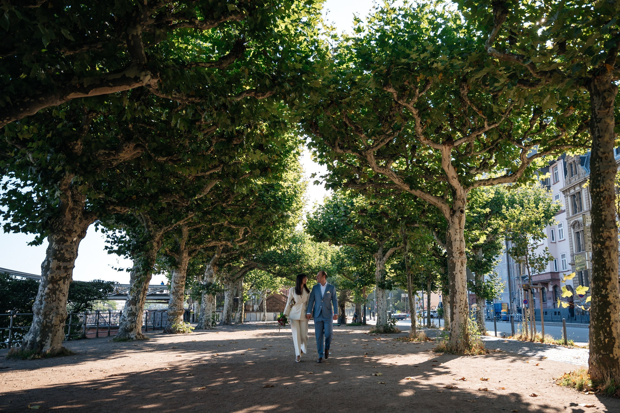 couple at mainufer allee in Sachsenhausen