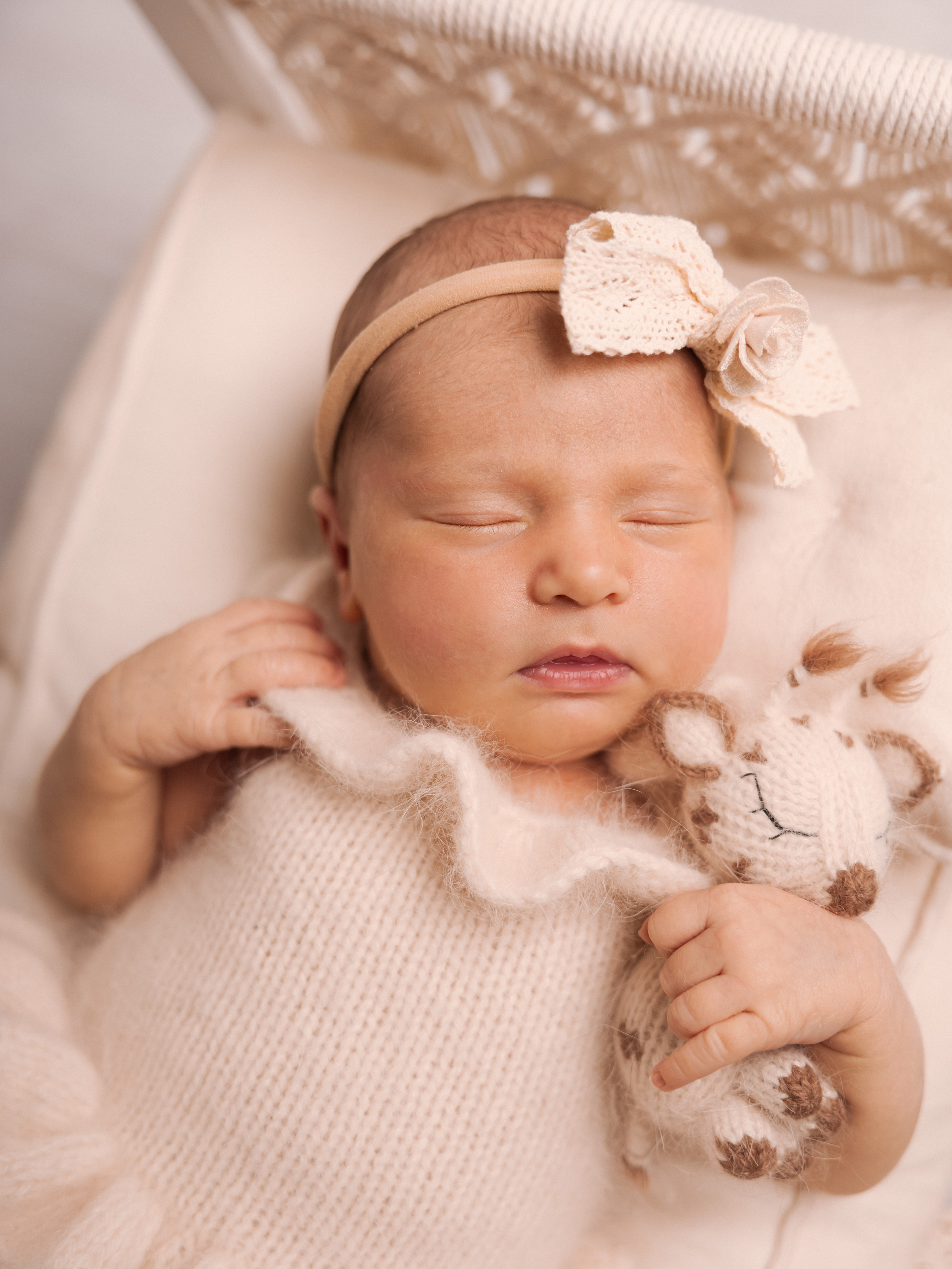 Boho newborn focení v Písku – přírodní tóny a něžná atmosféra