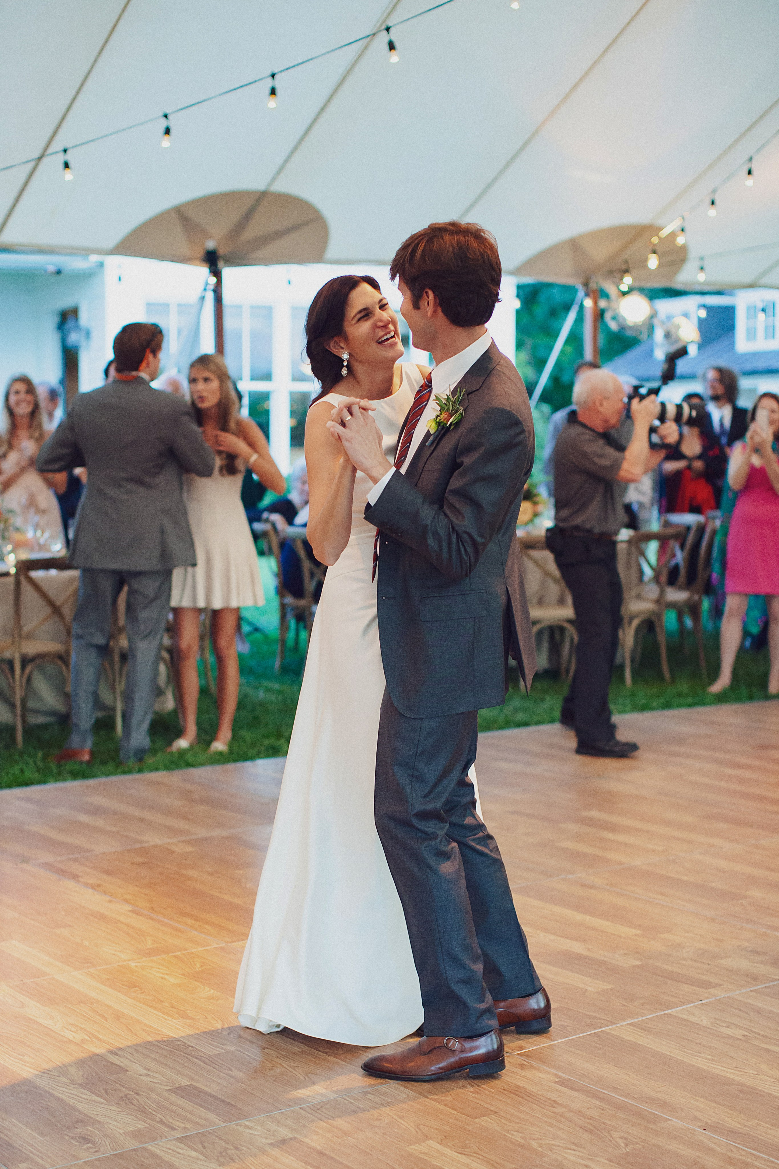 Фотограф в Ирландии Дублин свадьба жених невеста улыбка первый танец фотки топ свадебных фотографов