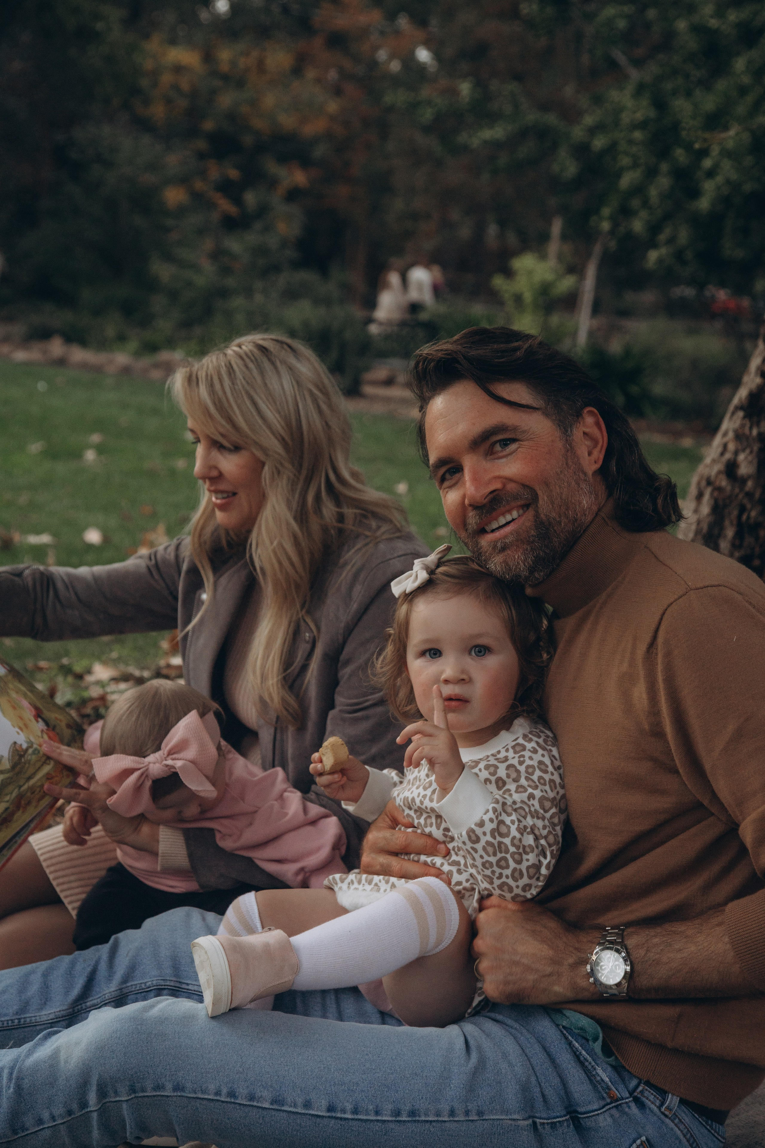 Family in nature. Family and children’s lifestyle photographer Elena Tumanova