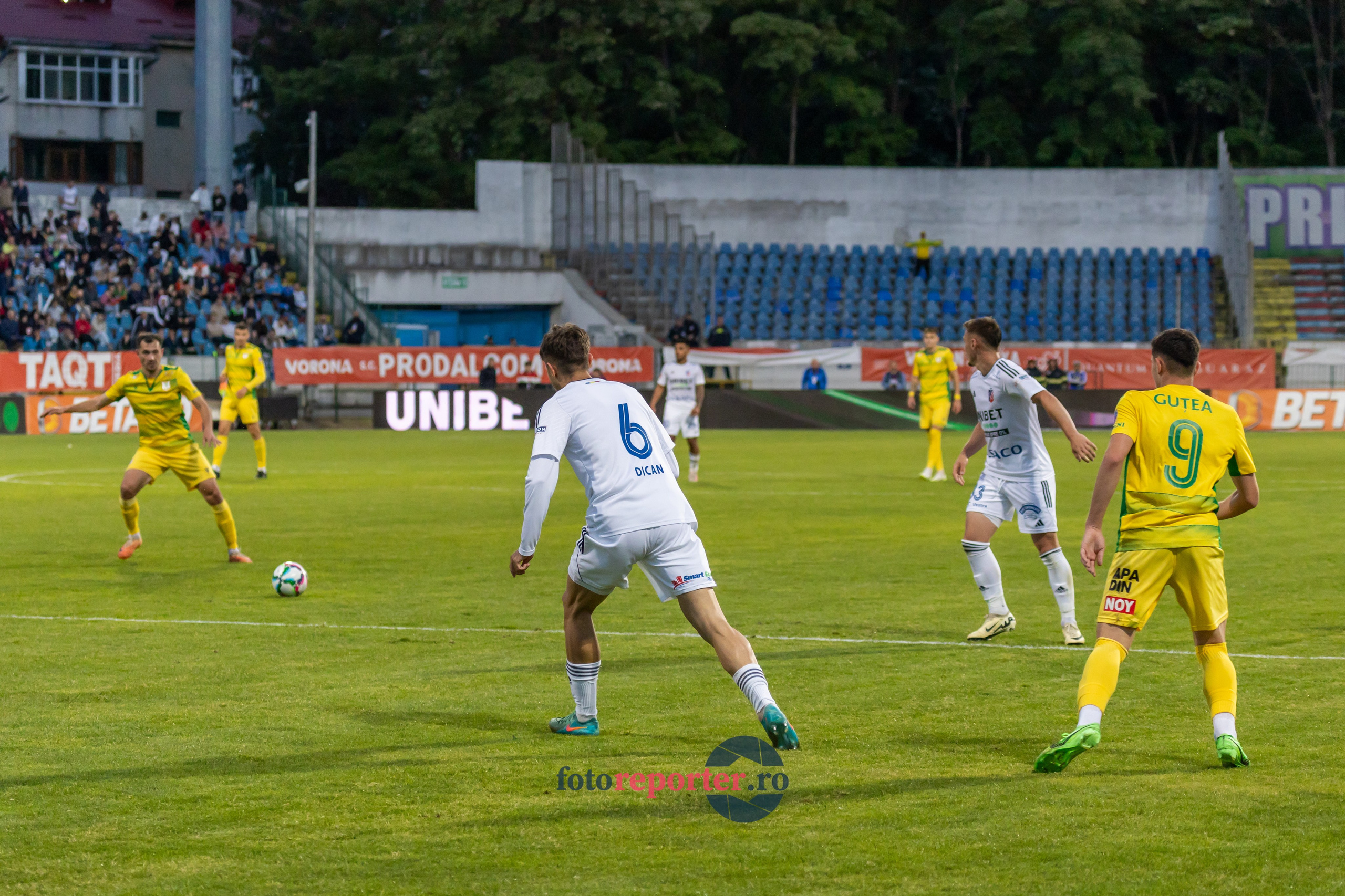 Galerie Foto: FC Botoșani vs. CS Mioveni - Pe 17 mai 2024, am fost martorii unei partide incredibile între FC Botoșani și CS Mioveni, în prima manșă a barajului pentru evitarea retrogradării. În fața unui stadion plin de emoție și speranță, echipa noastră a obținut o victorie importantă, cu un gol marcat de Aldair în minutul 93. 💪 *FC Botoșani 1-0 CS Mioveni*⚽️ Urmăriți momentele cheie ale meciului și bucuria suporterilor în această galerie foto! Pregătiți-vă pentru meciul de retur de pe 24 mai, când vom lupta din nou pentru a rămâne în prima ligă.#FCBotoșani #CSMioveni #BarajRetrogradare #ForzaBotoșani 