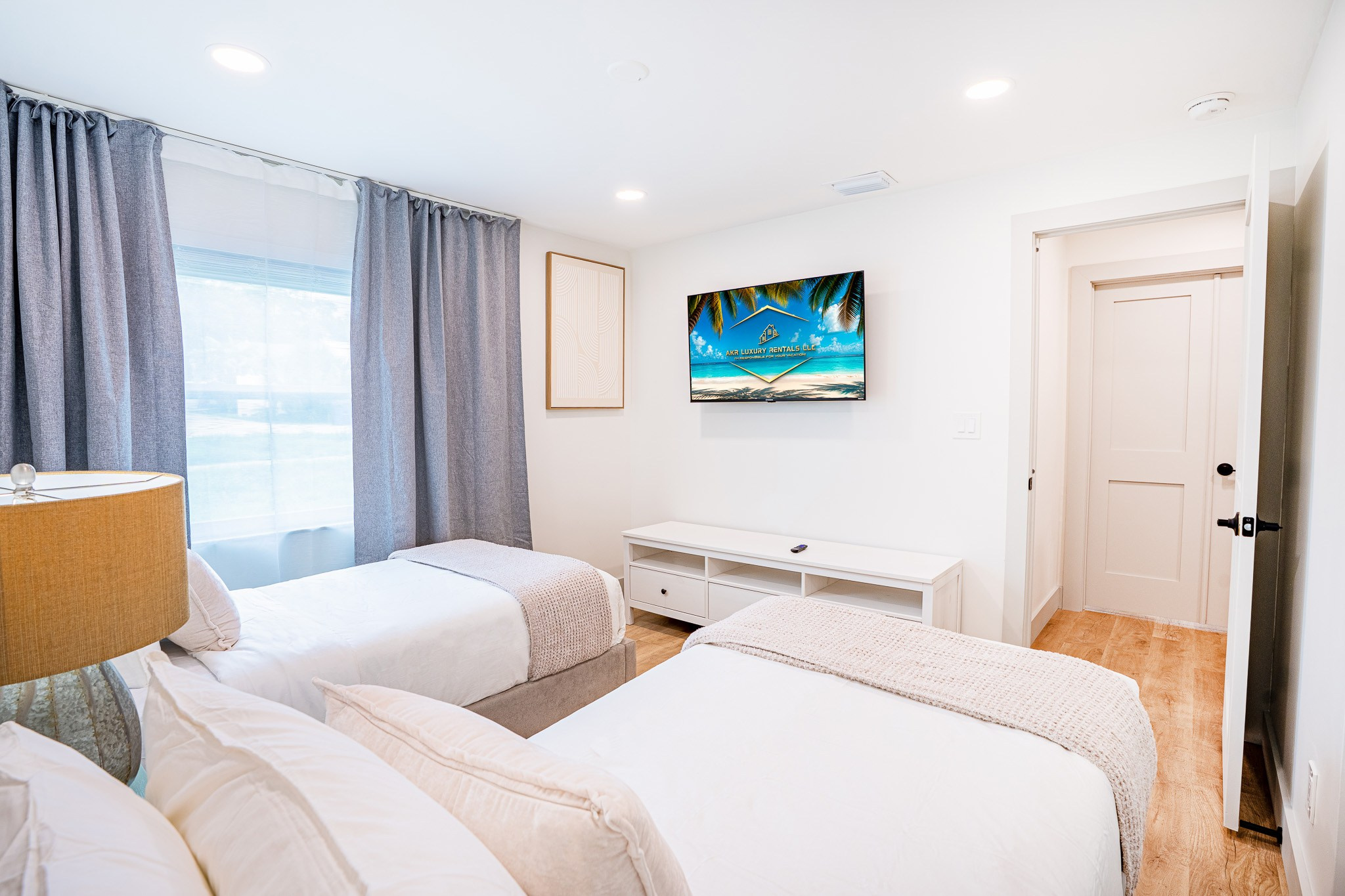 Airbnb: Real Estate 01. Welcome to my video and photo world!