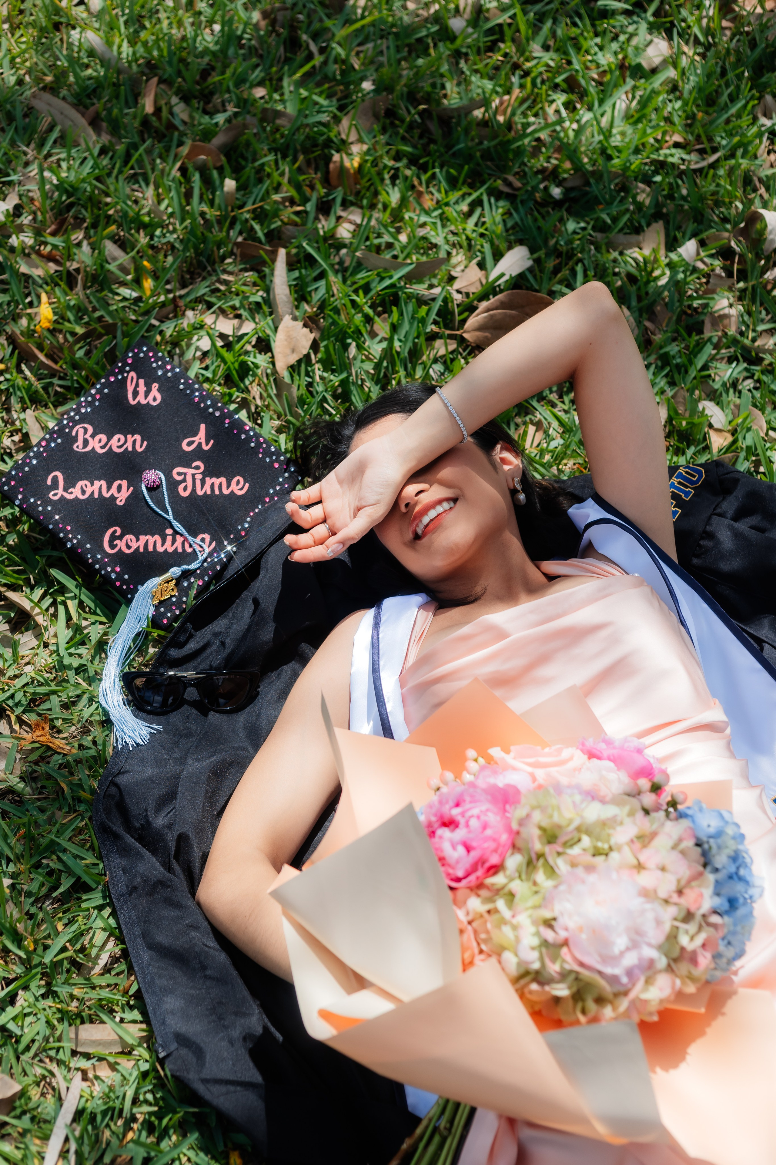 What (and Who) to Bring to Your Grad Photoshoot. Portrait and graduation photographer Marina Simanava