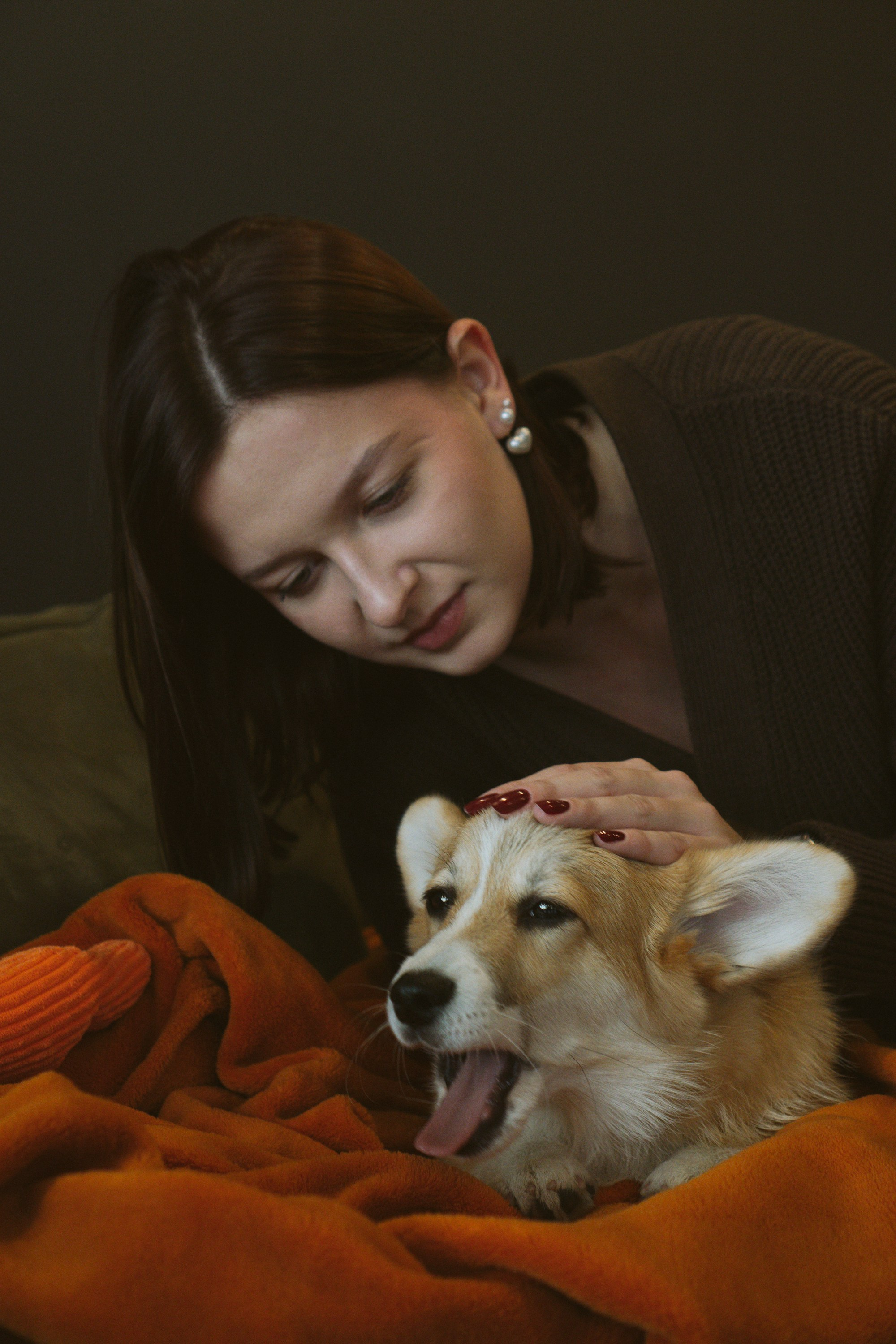 Anastasia and her Ada, Pembroke Welsh Corgi. Kat Laisaar — Pet photographer in Tallinn