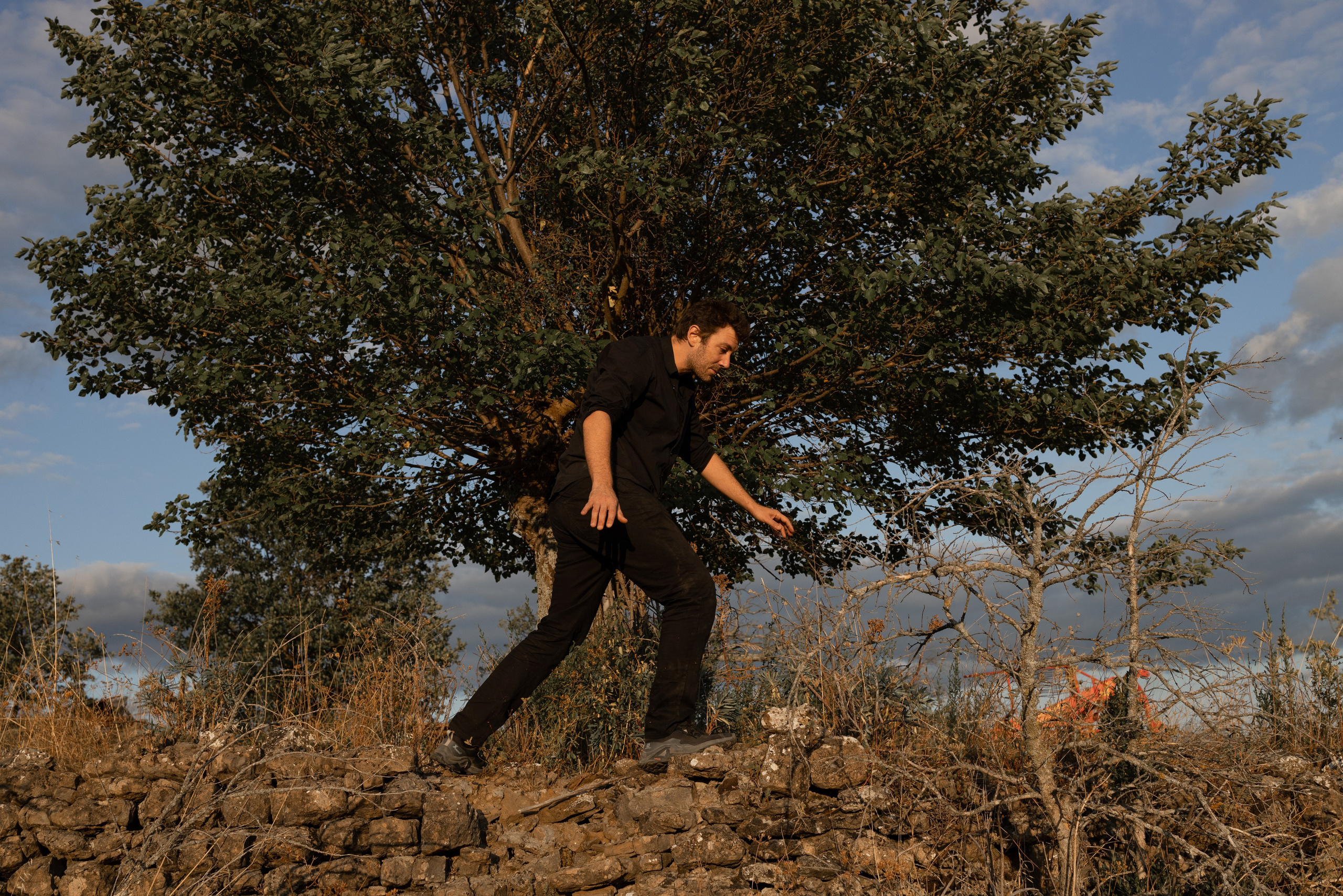 Portrait du portfolio d’un acteur Avignon Provence France. Histoires d’amour, séances photos de famille et de mariage en France