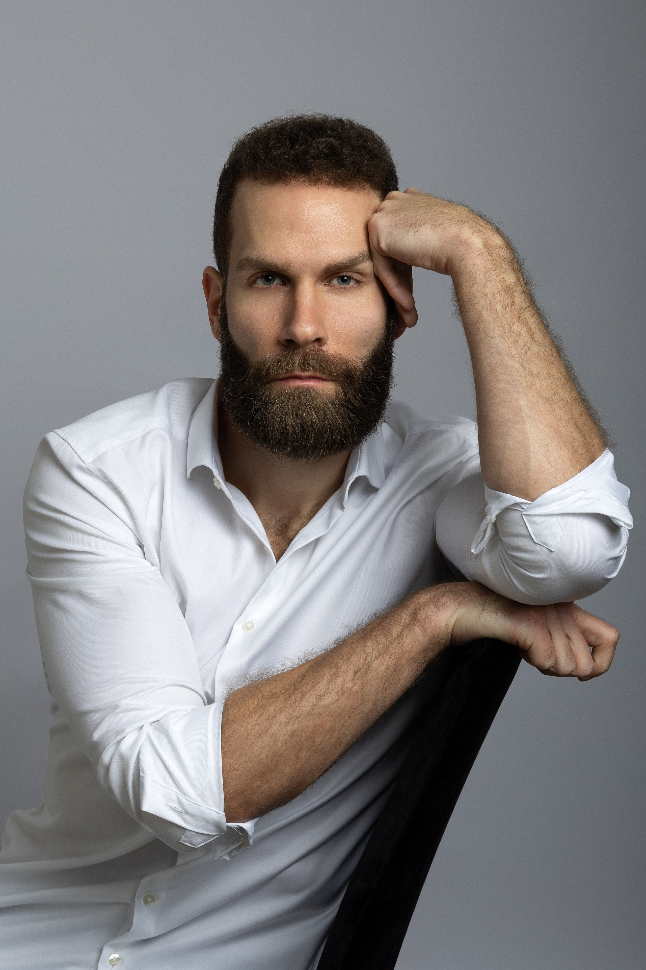 Farbiges brutales Männerporträt mit starkem Licht-Schatten-Kontrast