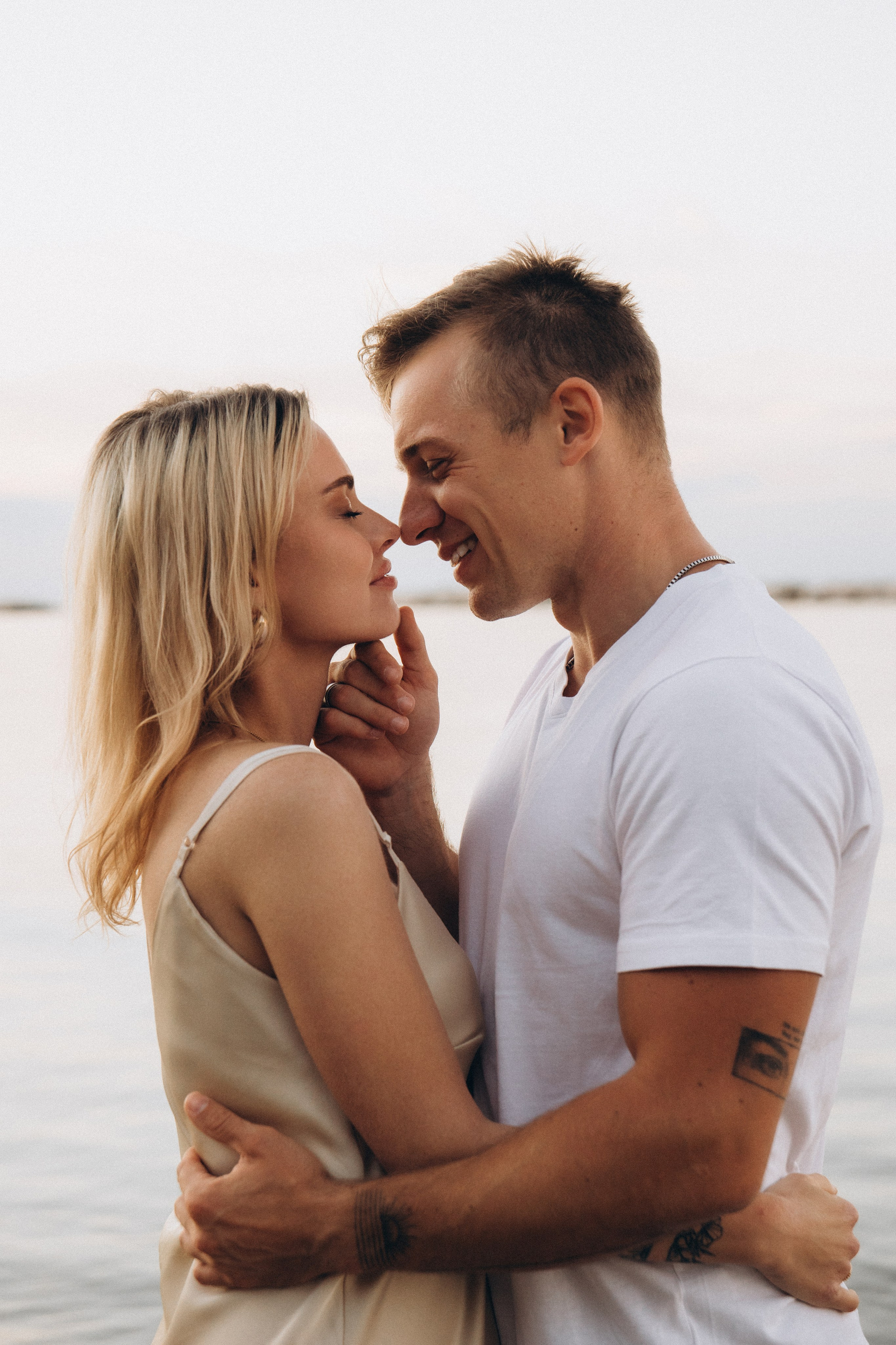 ritratto romantico di coppia durante una sessione fotografica love story a Rimini
