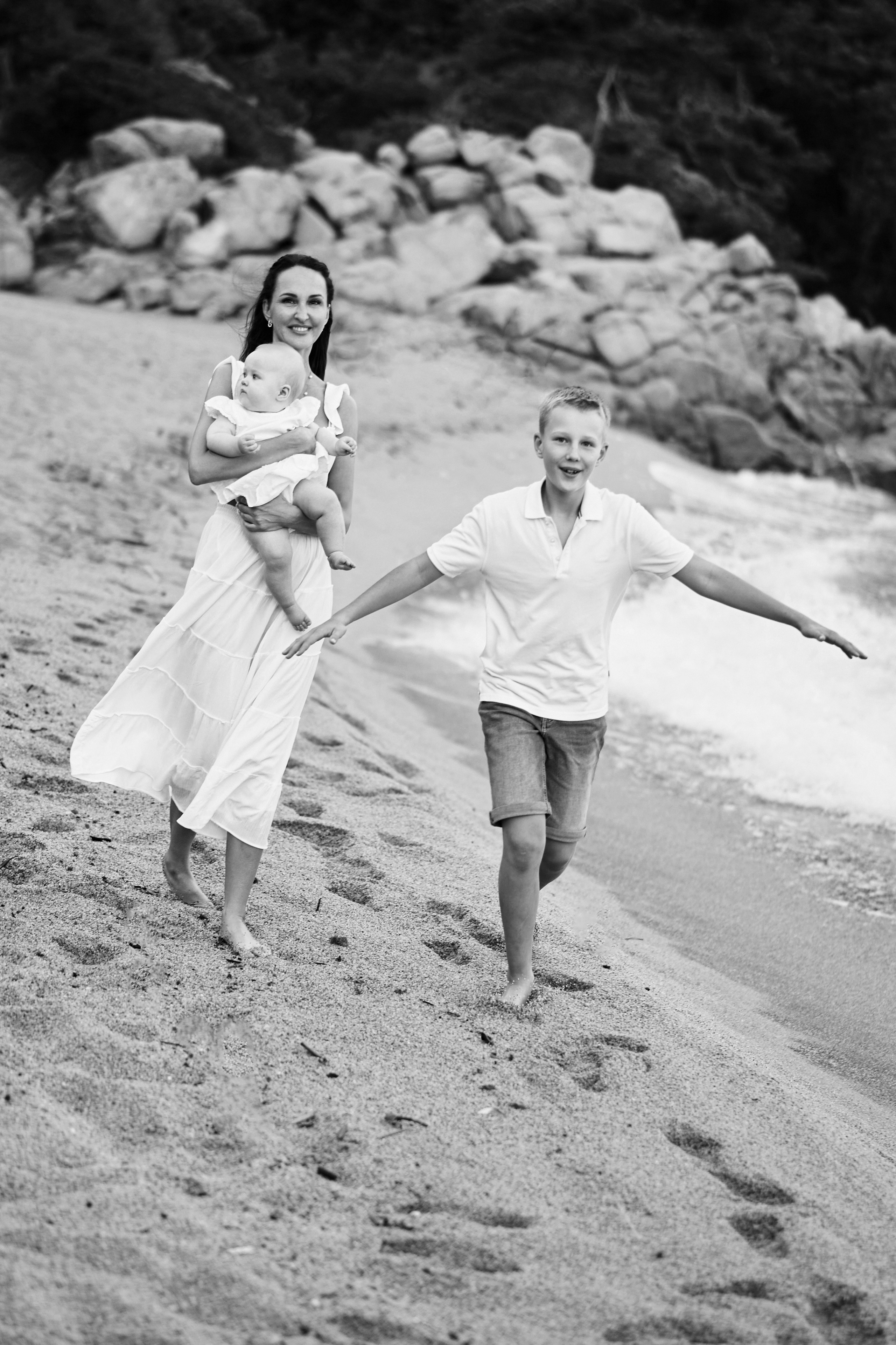 Мама с детьми на пляже. Fotógrafa en España Zhanna Zakharchenko