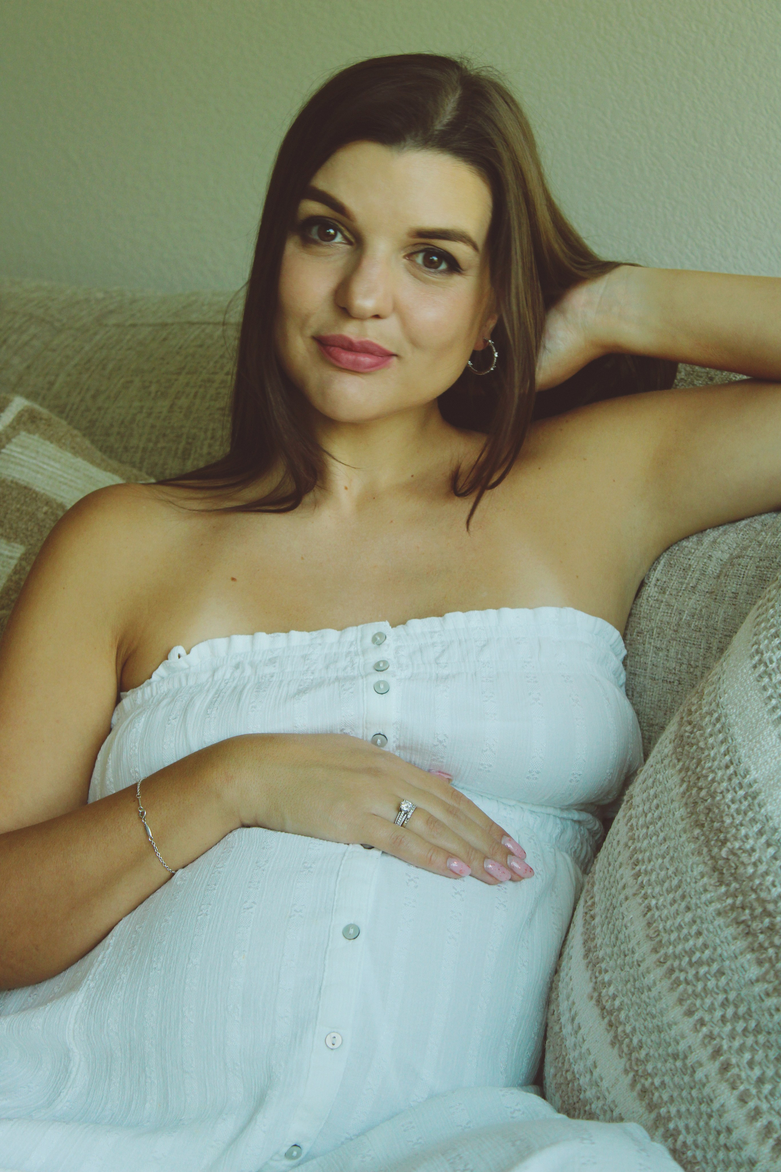 Maternity, Family & Pregnancy Photoshoot at Home. Lana Petrychenko — Portrait & Family Photographer. Valencia, Spain
