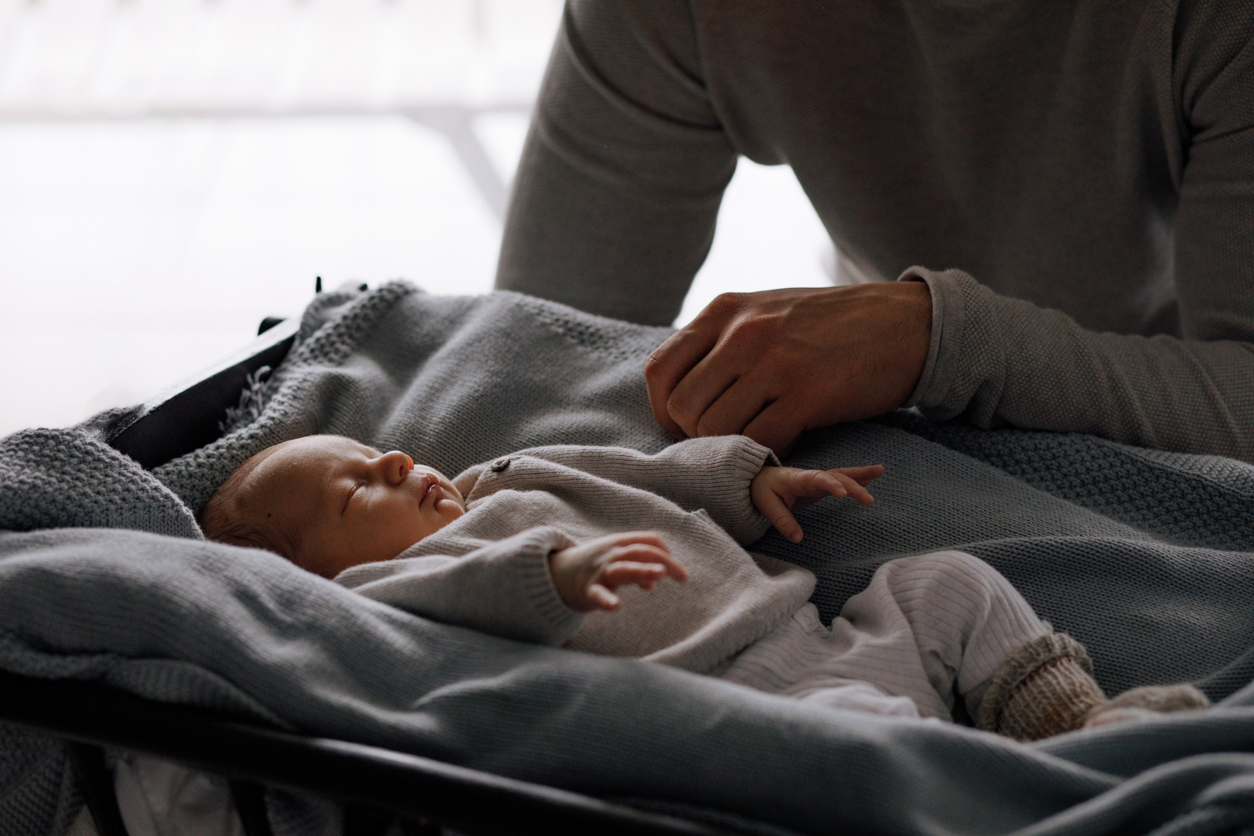 Neugeborenes schläft friedlich und gemütlich während des Fotoshootings.