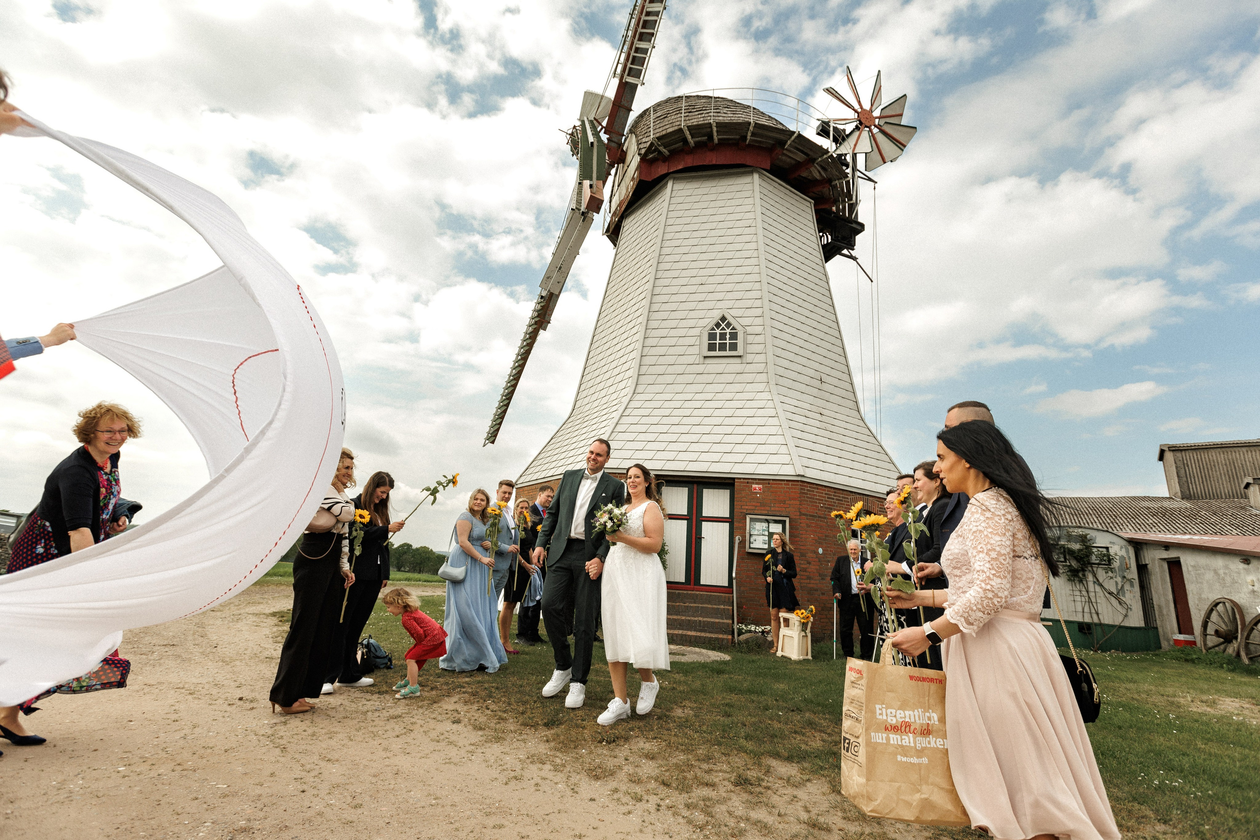 Hochzeitsfotografie an der Windmühle Eyendorf | Historische Romantik in Niedersachsen. Hochzeitsfotograf und Hochzeitsvideograf aus Hamburg | Roka21Film