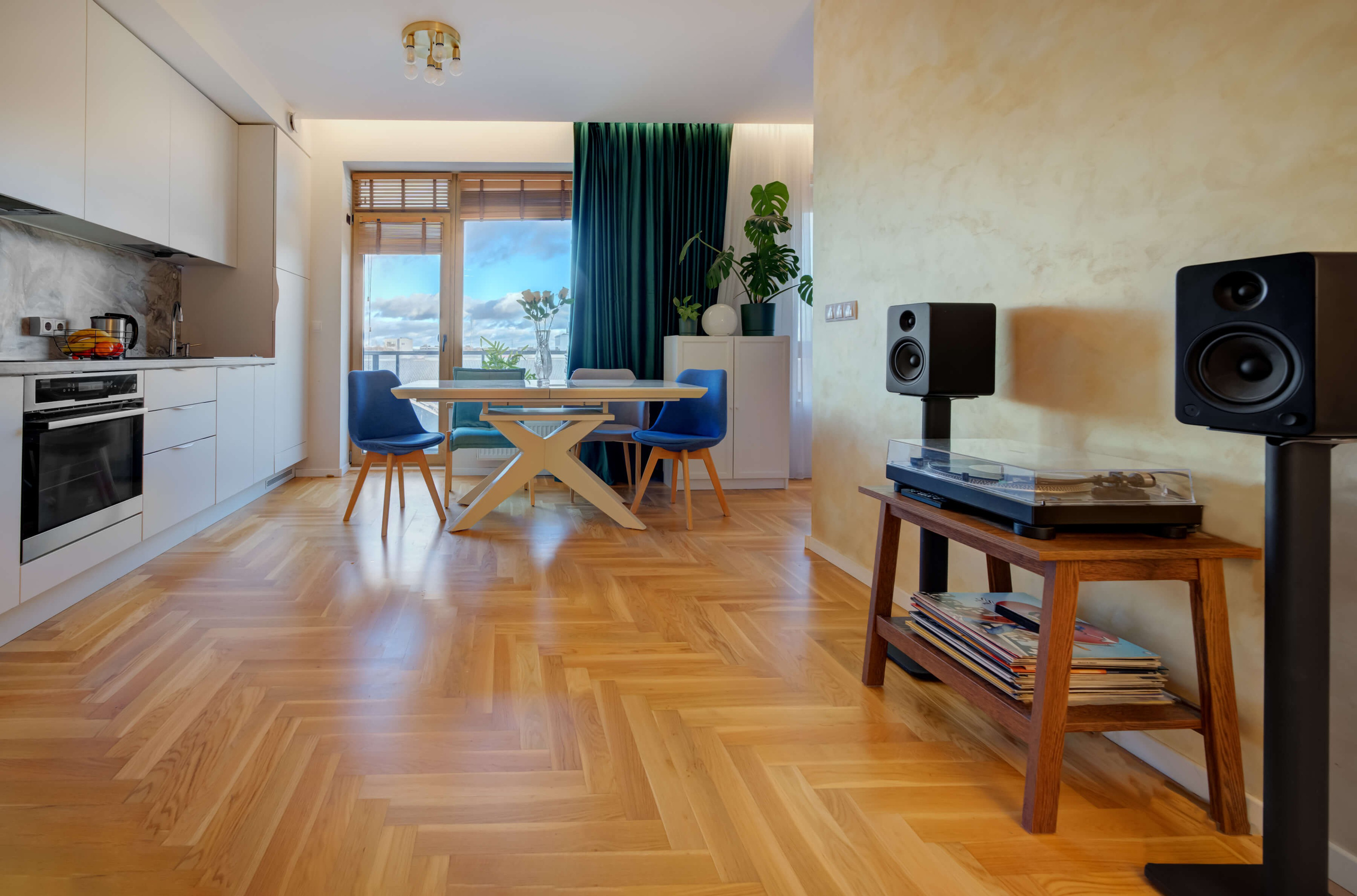 Erdvi minimalistinė svetainė Vilniuje: panoraminis balkonas, tikras medis, išmanioji aparatūra