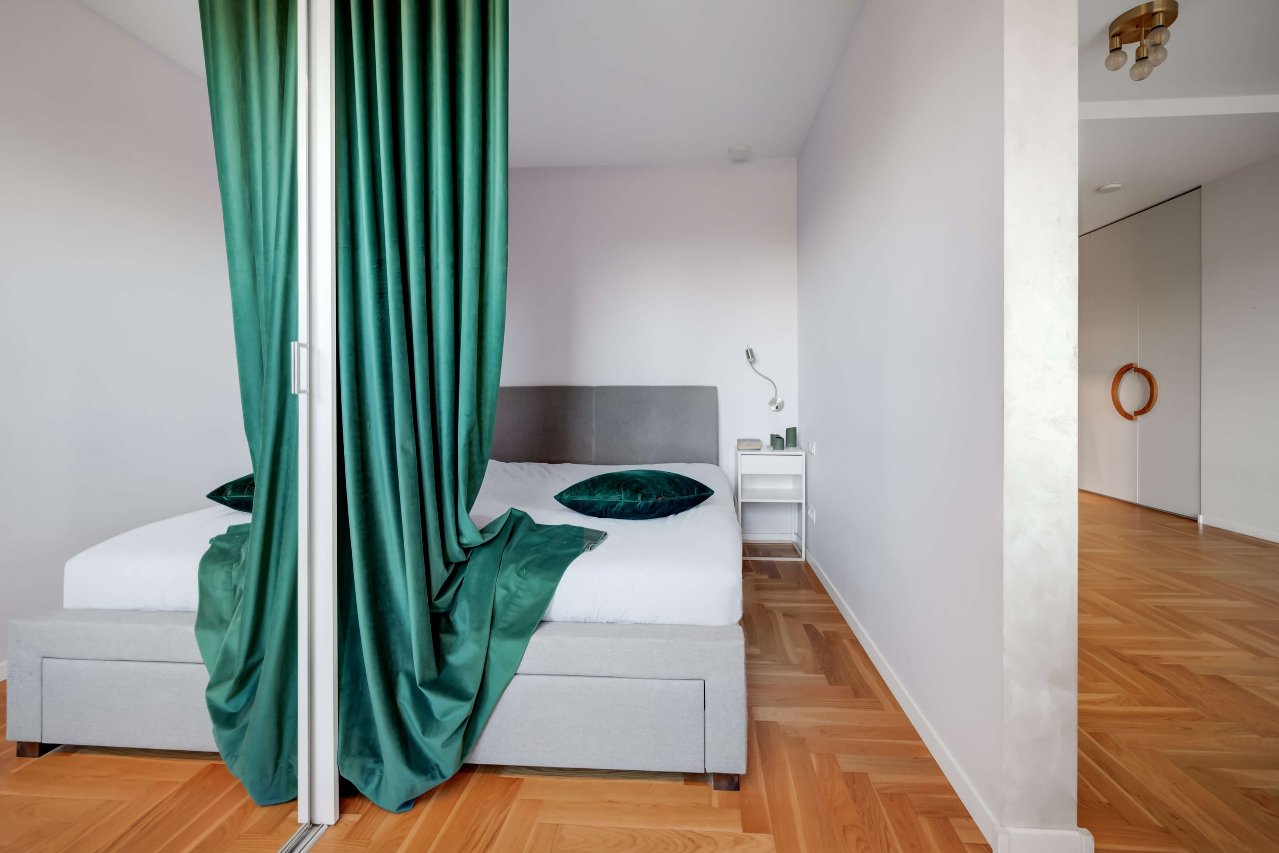 Miegamasis, kuriame sapnuojasi milijonai: šilti LED, tikras medis, žalia siena ir lova, kuri šaukia „nebekelkis niekada“