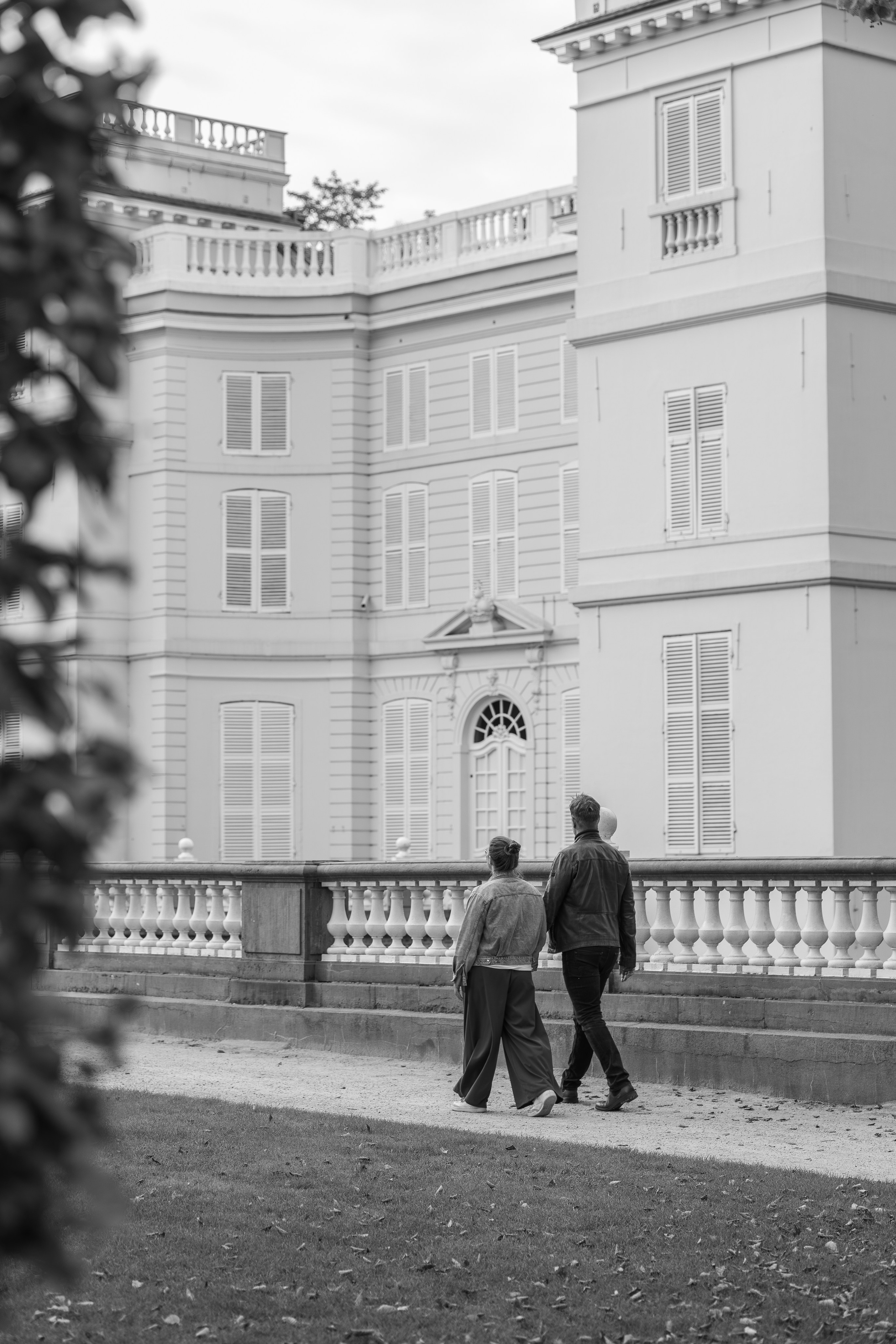 Kapture Fotografie - Romantische koppelshoot van verliefd stel tijdens een professionele fotoshoot voor koppels in een natuurlijke en stijlvolle setting.