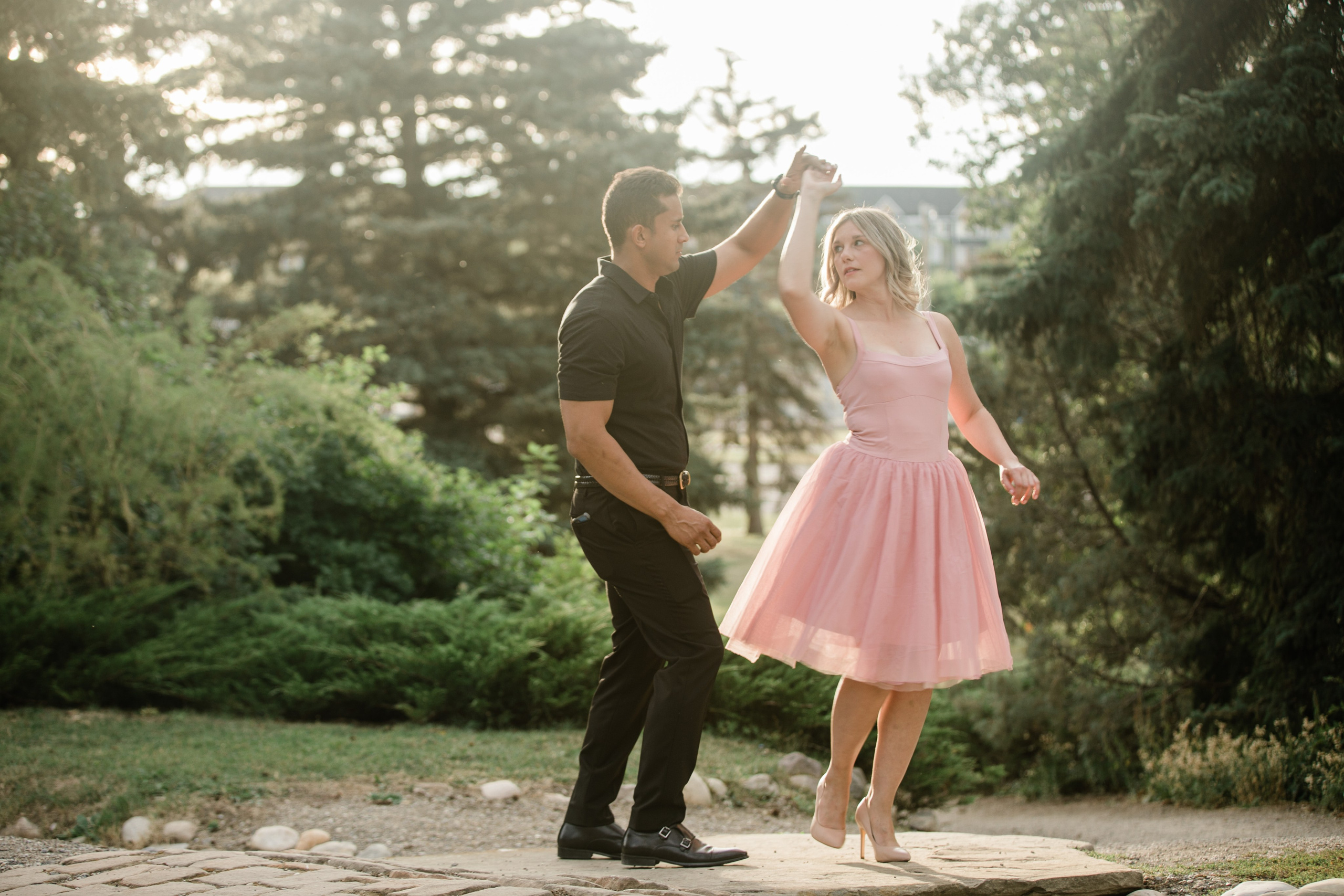 Dakota & Jarett — Calgary Engagement. Fotografía accesible en Calgary