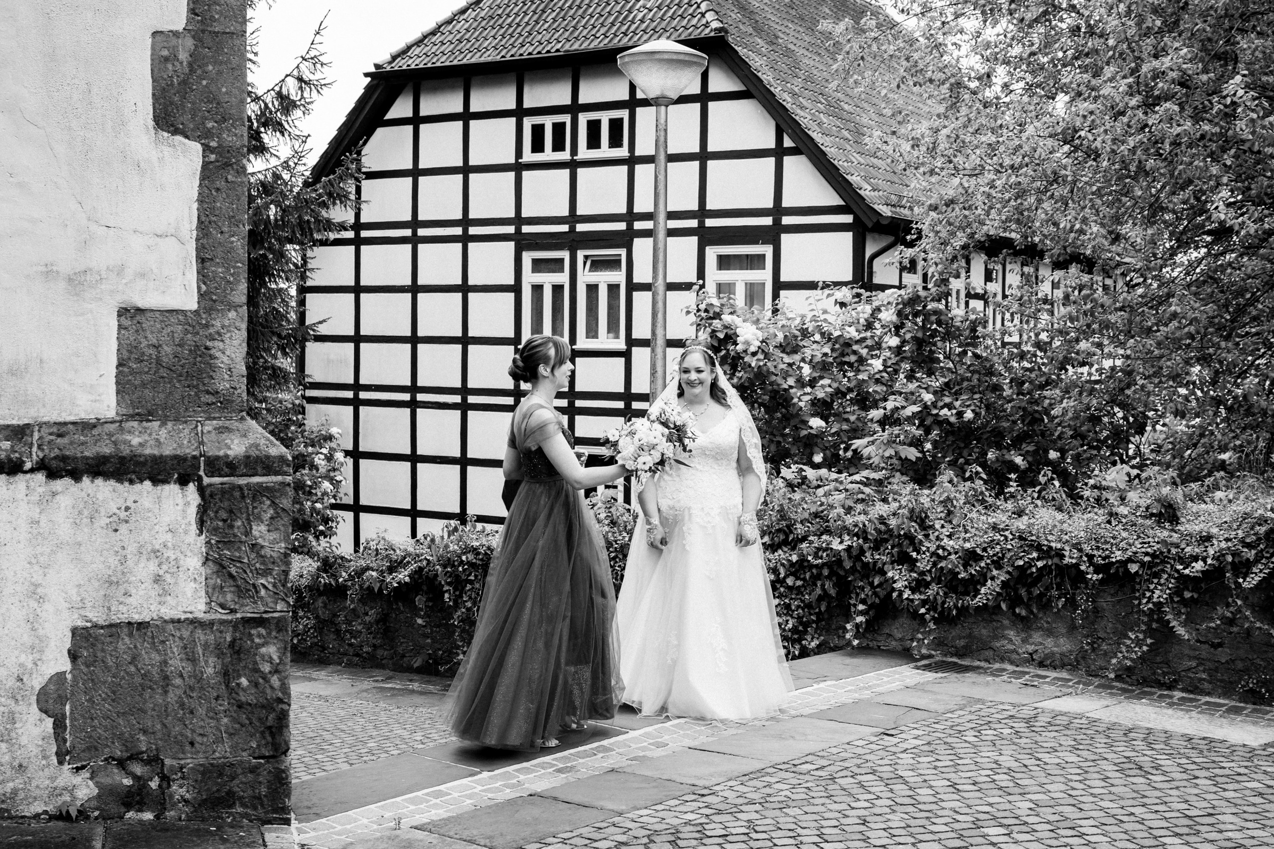 Kirchliche Trauung in Oerlinghausen – Emotionale Hochzeitsfotos & Stilvolle Reportagen!. Hochzeitsfotografin in Gütersloh | Authentische Hochzeitsreportagen | TK Photographie