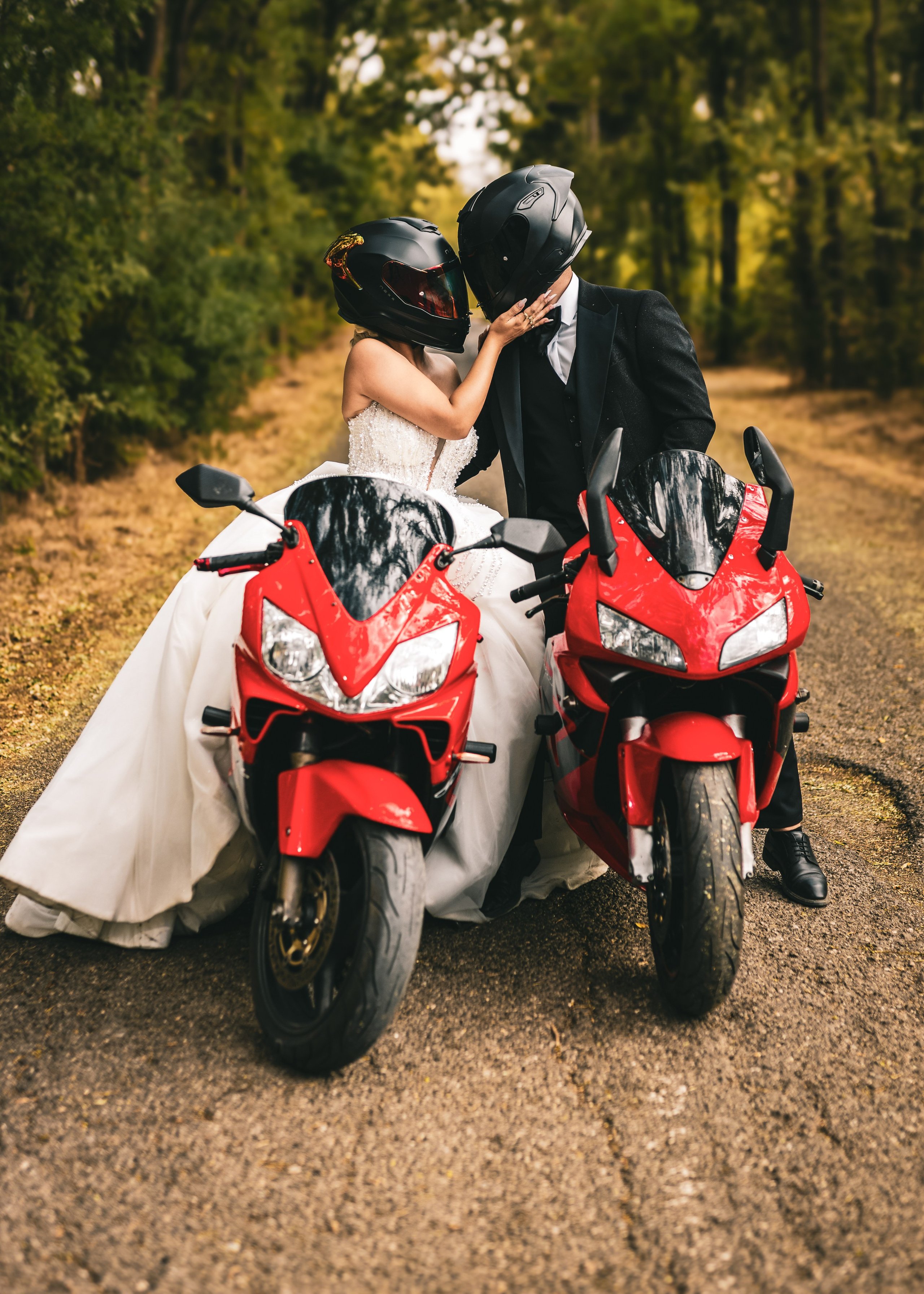 Trash the Dress cu motocicliști — ședință foto de poveste. Lucian Dedeu — Fotograf de nuntă și eveniment