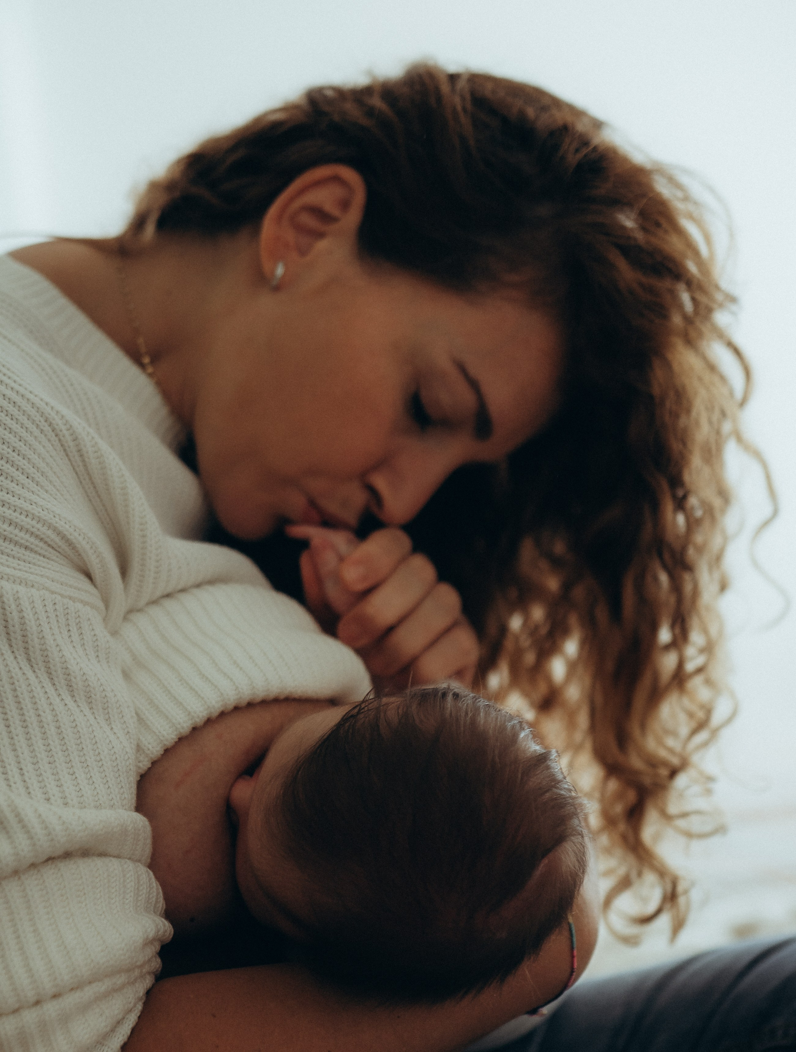 Foto neonato con genitori in stile naturale a Varese