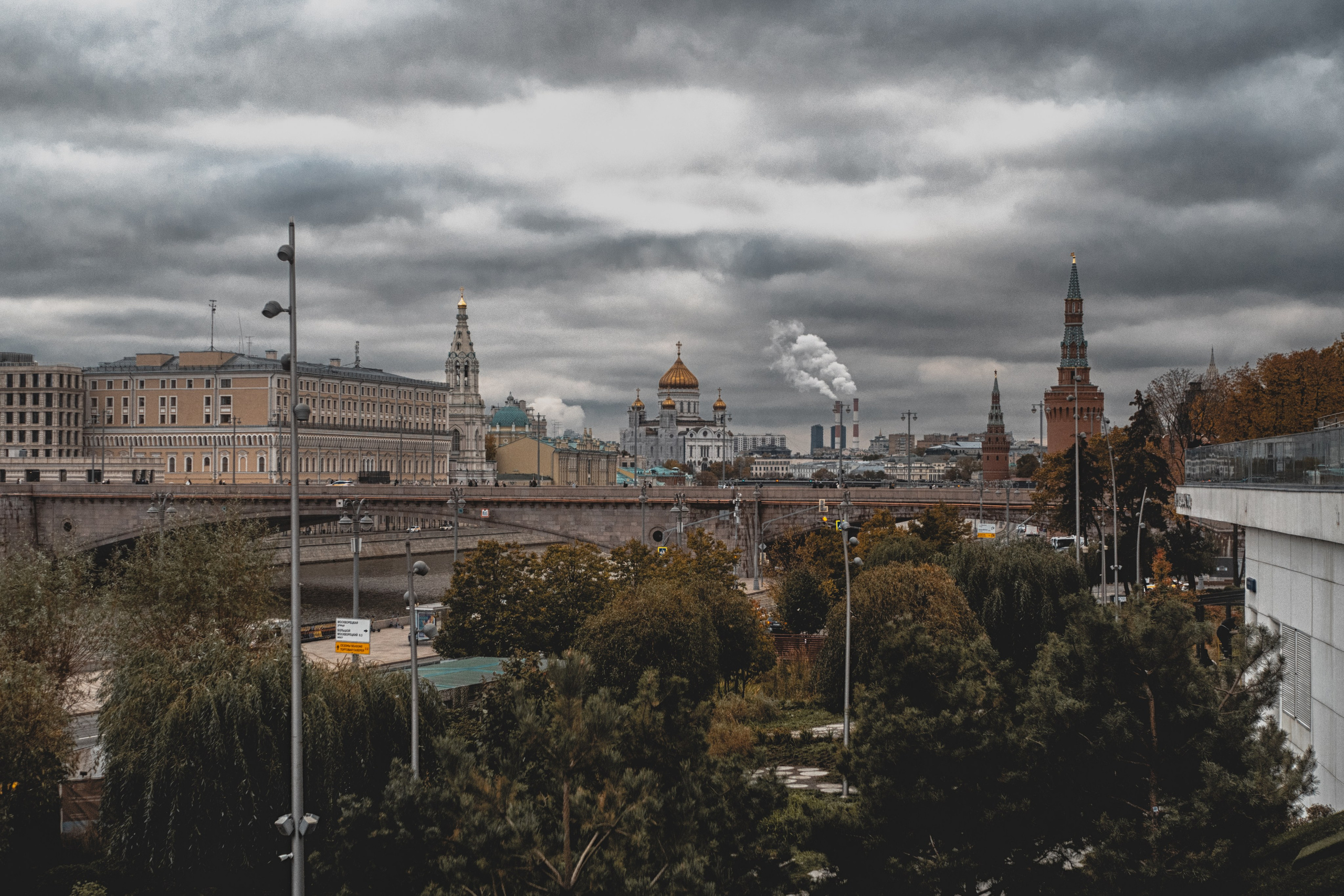 Moscou, une promenade vers Parc « Zaryadye » longeant Moskva-Reka. Photographe sur Cote d’Azur. Portraits de familles, couples, enfants, événements
