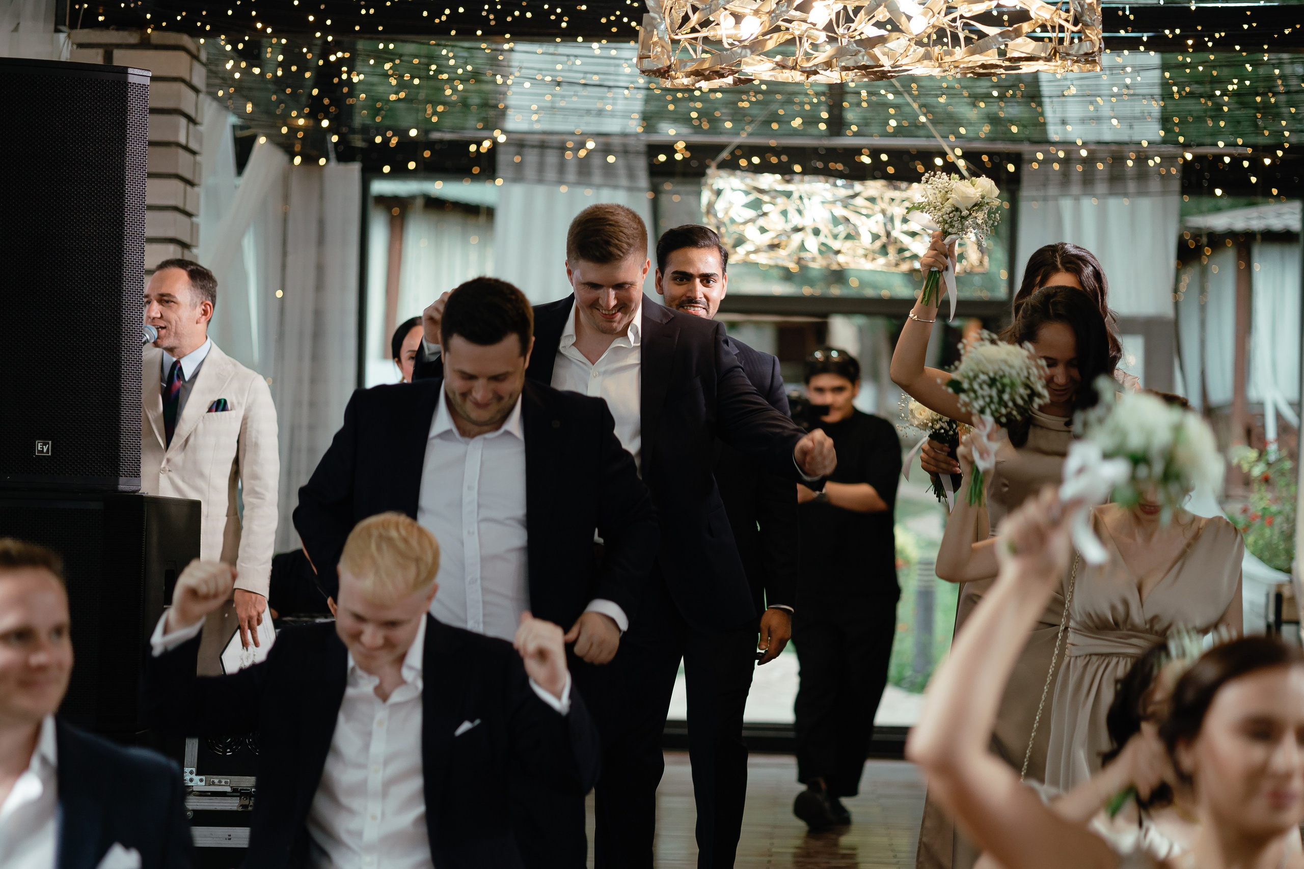 Thomas & Suyumbika. Главная