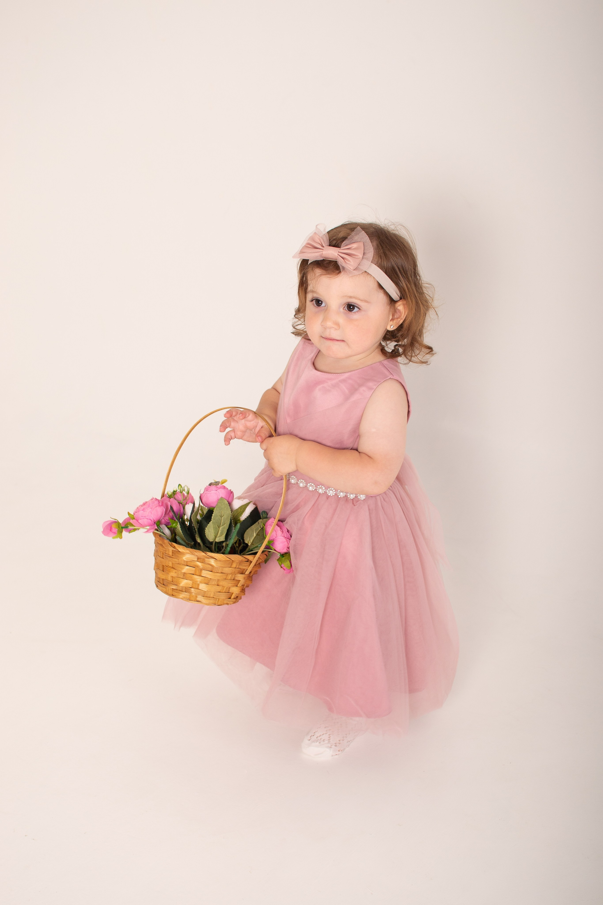 Фотосессия с пионами. Фотограф новорожденных в Темиртау и Караганде Любовь Жукова newborn