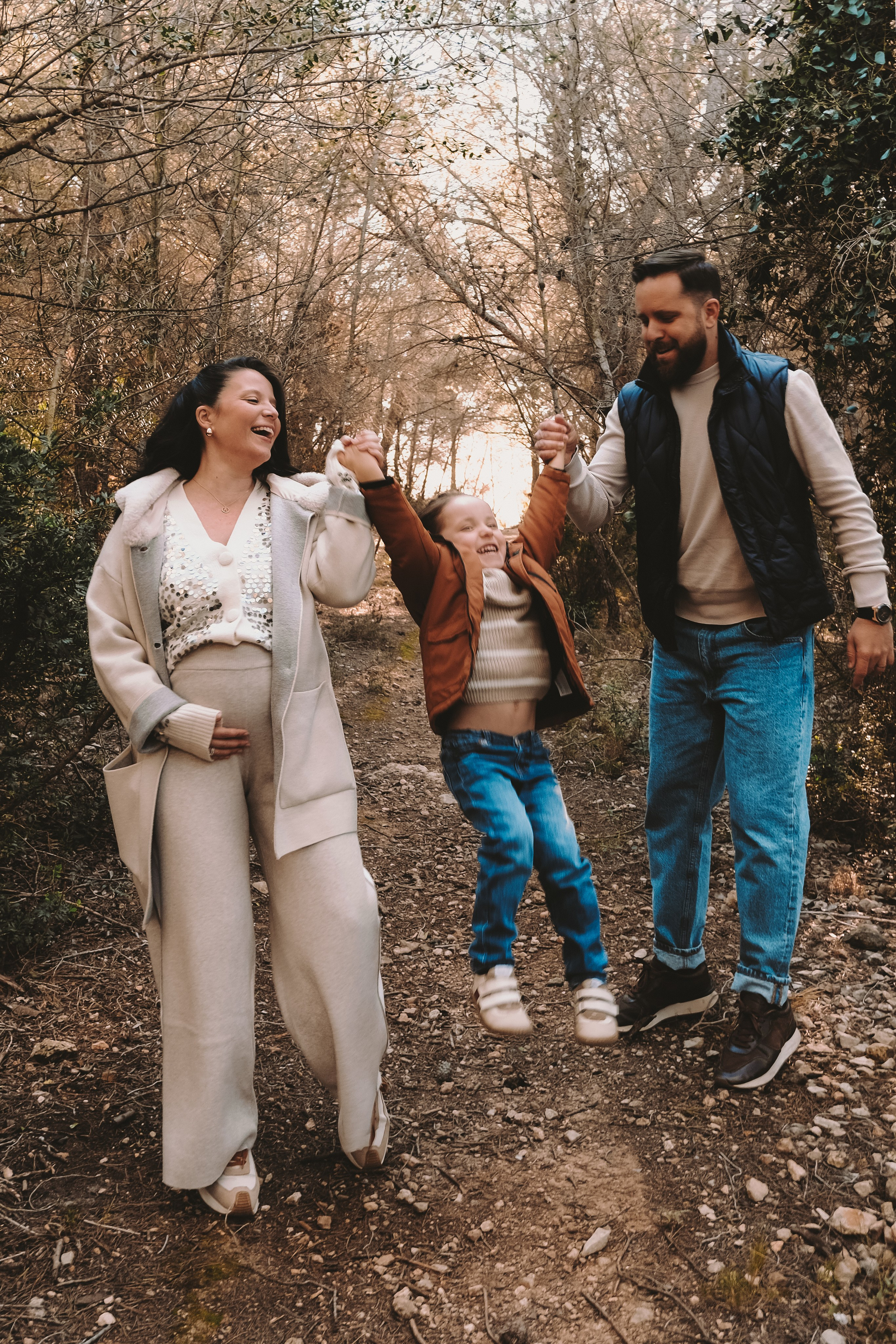 Sesión familiar embarazo. Fotografía profesional en Calafell - Elena Medvedeva