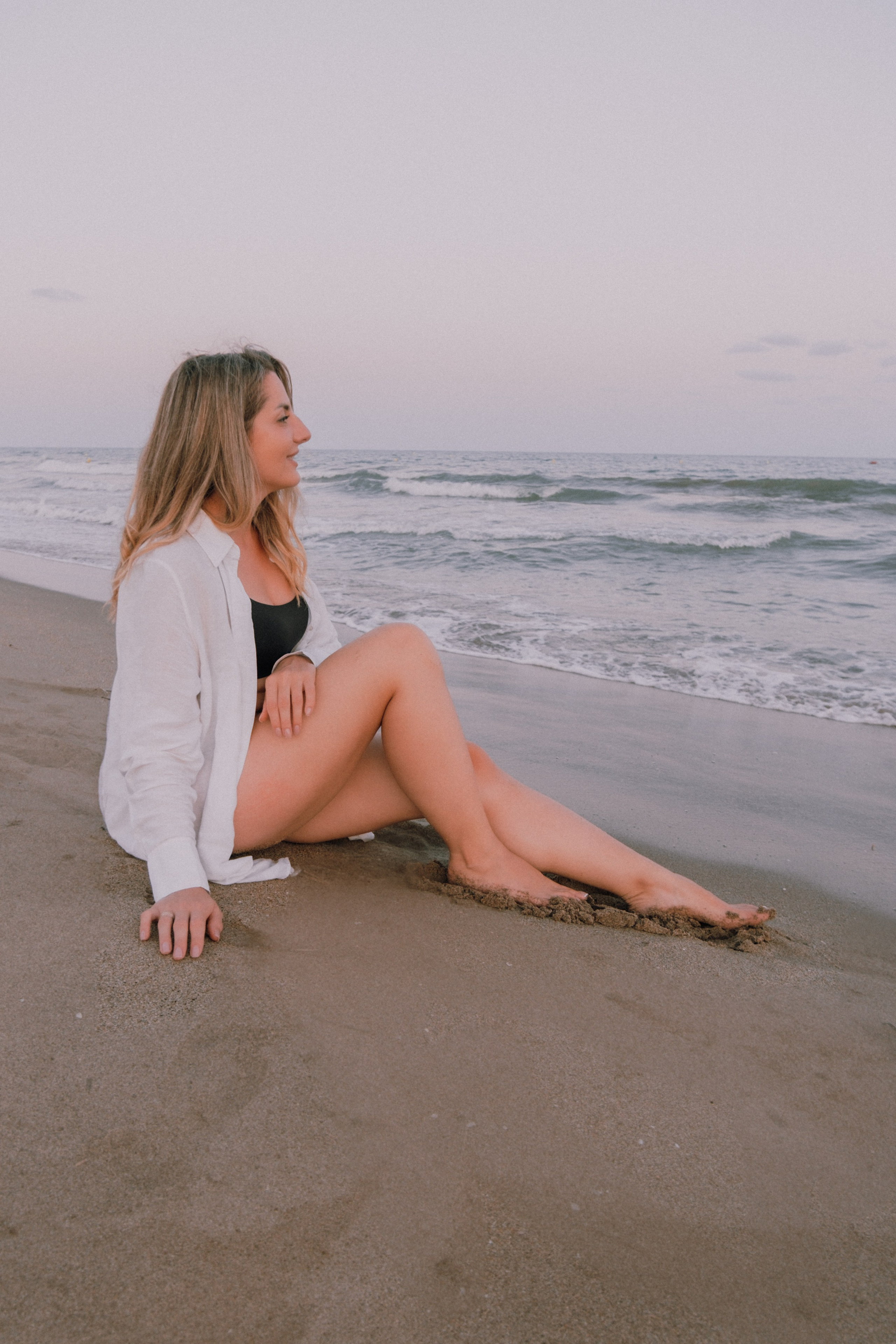Sesión de amigas en la playa. Fotografía profesional en Calafell - Elena Medvedeva