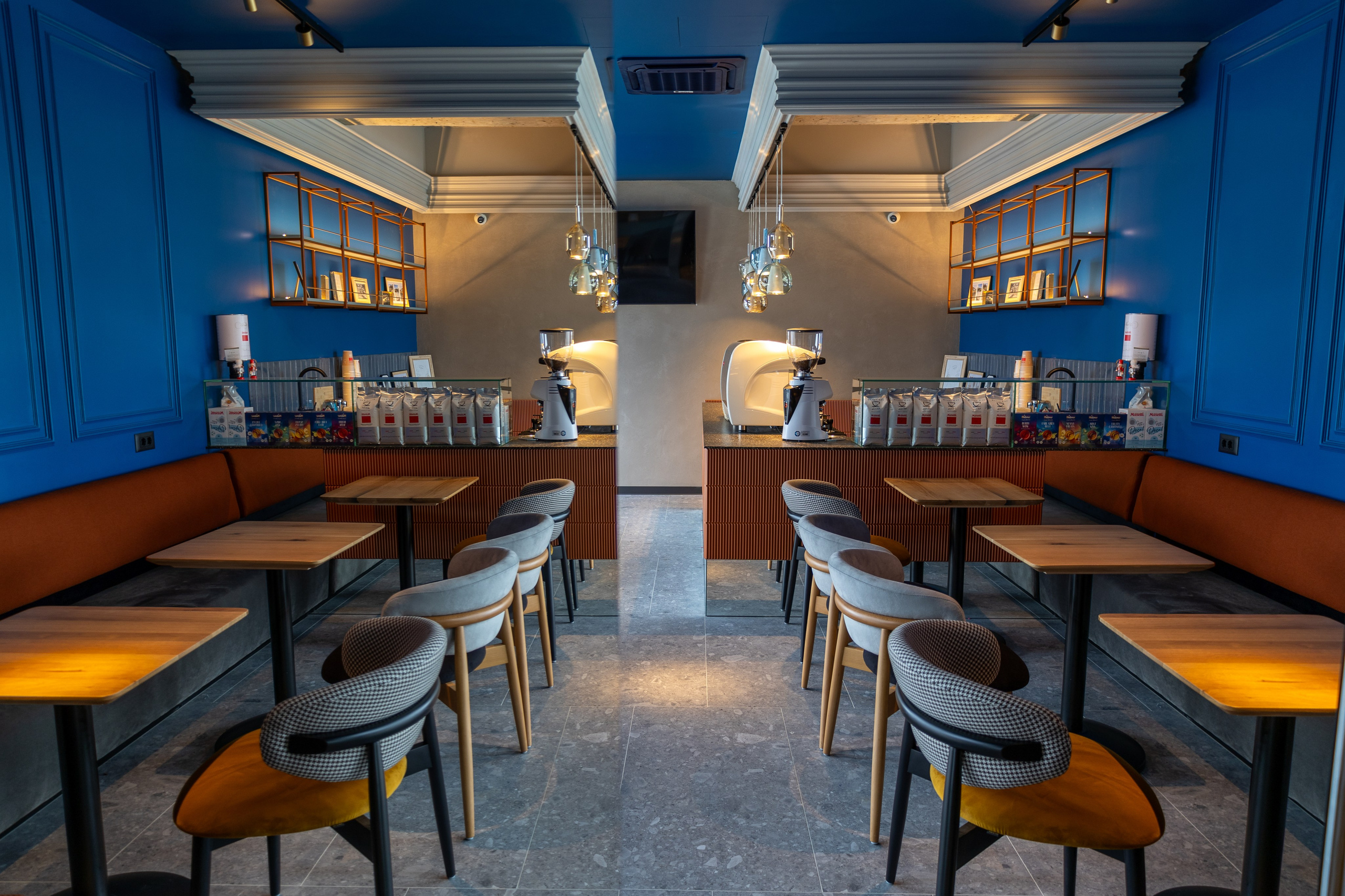 Cafenea “Monte Carlo” Buhuși. Fotograf. Lucrez cu oameni, produse și spații. Portret și fotografie creativă. Bacău, România. Lidia Savinoiu