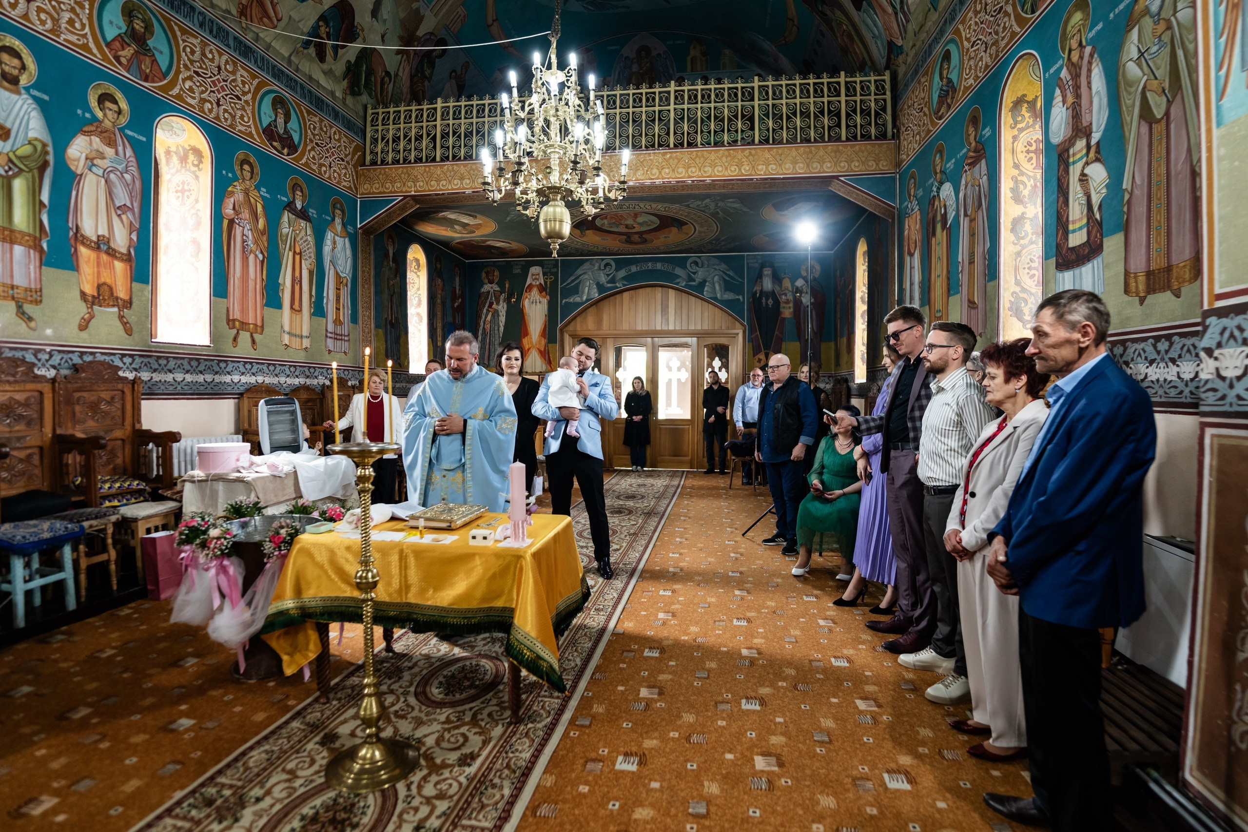 fotograf botez , fotografie botez Botoșani, fotograf Alin Chirilă, amintiri botez, fotografii botez, botez Miruna Parascheva, fotograf copii, fotografie botez în Botoșani-alt="botez , fotografie botez Alin Chirilă, amintiri botez, fotografii emoționante botez Botoșani"-- fotografii-botez-bebelus- amintiri-botez-micuț- moment-sfânt-crestinare- fotografie-emotionanta-botez- detalii-botez-bebelusi- parinti-fericiti-la-botez- fotograf-botez-profesionist- botez-in-biserica-ortodoxa- micuț-botezat-cu-emoție- zâmbete-și-lacrimi-la-botez- bebeluș-la-cristelniță- decor-botez-colorat- botez-cu-dragoste-și-credință- emotie-pura-la-botez- fotograf-botez-botosani- botez-iasi-suceava-fotograf- amintiri-nepretuite-botez-- Preotul ținându-l pe micuțul Mathias Gabriel la botez, în biserica Înălțarea Domnului, Copălău  - Detalii de la botezul lui Mathias – lumânare, trusou și icoană  - Familia lui Mathias Gabriel alături de micuț, în ziua botezului  - Portret emoționant cu mama și bebelușul în brațe, în biserică,fotograf profesionist evenimente Botoșani, Iași, Suceava, Fălticeni, Bacău, Pașcani, Roman - AlinoFotoStudio by Alin Chirilă - servicii foto nuntă, botez, cununie, ședințe foto creative, albume personalizate, fotografii emoționante și calitative pentru cele mai importante momente din viață,fotograf nuntă Botoșani Alin Chirilă,  ședință foto botez Iași - AlinoFotoStudio,  servicii fotograf profesionist evenimente Suceava,  fotograf cununie civilă Fălticeni - Alin Chirilă,  album foto nuntă personalizat Bacău.“Bebeluș botezat în biserică, ținut în brațe de nași”	•	“Detaliu cu lumânarea de botez decorată cu flori albe”	•	“Părinți emoționați alături de copilul lor la ceremonia de botez”	•	“Masa festivă de botez cu decor tematic și tort personalizat”	•	“Momentul în care preotul toarnă apă sfințită pe fruntea bebelușului”	“Bebeluș în rochie albă de botez, zâmbind în brațele mamei”	•	“Detaliu cu cruciulița de botez așezată pe o pernă de satin”	•	“Părinți și nași aprinzând lumânările în timpul ceremoniei de botez”	•	“Tort de botez decorat cu figurine tematice și numele copilului”	•	“Copil botezat dormind liniștit în pătuțul decorat festiv”	•	“Momentul în care preotul binecuvântează copilul în fața altarului”	•	“Invitați adunându-se în jurul mesei festive la petrecerea de botez”	•	“Bebeluș ținând în mână o jucărie personalizată primită la botez”	•	“Familie fericită pozând împreună după ceremonia de botez”	•	“Decor tematic cu baloane și flori la locația petrecerii de botez” fotograf Botoșani fotograf evenimente fotograf botez Alin Chirila fotograf alinofotostudio.fotograf botez Amelis Maria, fotografie botez Botoșani, fotograf Alin Chirilă, amintiri botez, fotografii botez, botez Amelis Maria, fotograf copii, fotografie botez în Botoșani,