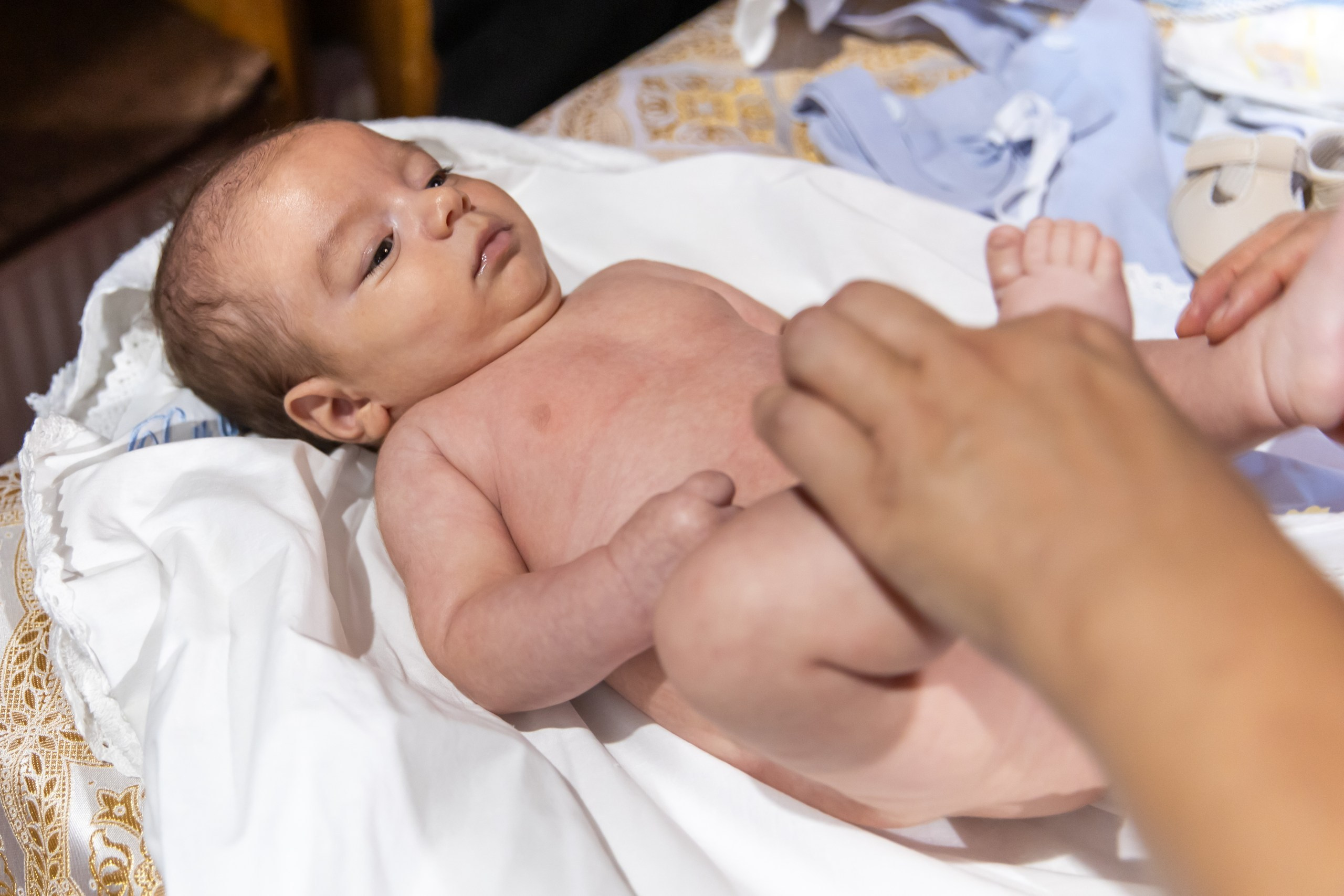 fotograf botez , fotografie botez Botoșani, fotograf Alin Chirilă, amintiri botez, fotografii botez, botez Miruna Parascheva, fotograf copii, fotografie botez în Botoșani-alt="botez , fotografie botez Alin Chirilă, amintiri botez, fotografii emoționante botez Botoșani"-- fotografii-botez-bebelus- amintiri-botez-micuț- moment-sfânt-crestinare- fotografie-emotionanta-botez- detalii-botez-bebelusi- parinti-fericiti-la-botez- fotograf-botez-profesionist- botez-in-biserica-ortodoxa- micuț-botezat-cu-emoție- zâmbete-și-lacrimi-la-botez- bebeluș-la-cristelniță- decor-botez-colorat- botez-cu-dragoste-și-credință- emotie-pura-la-botez- fotograf-botez-botosani- botez-iasi-suceava-fotograf- amintiri-nepretuite-botez-- Preotul ținându-l pe micuțul Mathias Gabriel la botez, în biserica Înălțarea Domnului, Copălău  - Detalii de la botezul lui Mathias – lumânare, trusou și icoană  - Familia lui Mathias Gabriel alături de micuț, în ziua botezului  - Portret emoționant cu mama și bebelușul în brațe, în biserică,fotograf profesionist evenimente Botoșani, Iași, Suceava, Fălticeni, Bacău, Pașcani, Roman - AlinoFotoStudio by Alin Chirilă - servicii foto nuntă, botez, cununie, ședințe foto creative, albume personalizate, fotografii emoționante și calitative pentru cele mai importante momente din viață,fotograf nuntă Botoșani Alin Chirilă,  ședință foto botez Iași - AlinoFotoStudio,  servicii fotograf profesionist evenimente Suceava,  fotograf cununie civilă Fălticeni - Alin Chirilă,  album foto nuntă personalizat Bacău.“Bebeluș botezat în biserică, ținut în brațe de nași”	•	“Detaliu cu lumânarea de botez decorată cu flori albe”	•	“Părinți emoționați alături de copilul lor la ceremonia de botez”	•	“Masa festivă de botez cu decor tematic și tort personalizat”	•	“Momentul în care preotul toarnă apă sfințită pe fruntea bebelușului”	“Bebeluș în rochie albă de botez, zâmbind în brațele mamei”	•	“Detaliu cu cruciulița de botez așezată pe o pernă de satin”	•	“Părinți și nași aprinzând lumânările în timpul ceremoniei de botez”	•	“Tort de botez decorat cu figurine tematice și numele copilului”	•	“Copil botezat dormind liniștit în pătuțul decorat festiv”	•	“Momentul în care preotul binecuvântează copilul în fața altarului”	•	“Invitați adunându-se în jurul mesei festive la petrecerea de botez”	•	“Bebeluș ținând în mână o jucărie personalizată primită la botez”	•	“Familie fericită pozând împreună după ceremonia de botez”	•	“Decor tematic cu baloane și flori la locația petrecerii de botez” fotograf Botoșani fotograf evenimente fotograf botez Alin Chirila fotograf alinofotostudio.fotograf botez Amelis Maria, fotografie botez Botoșani, fotograf Alin Chirilă, amintiri botez, fotografii botez, botez Amelis Maria, fotograf copii, fotografie botez în Botoșani,