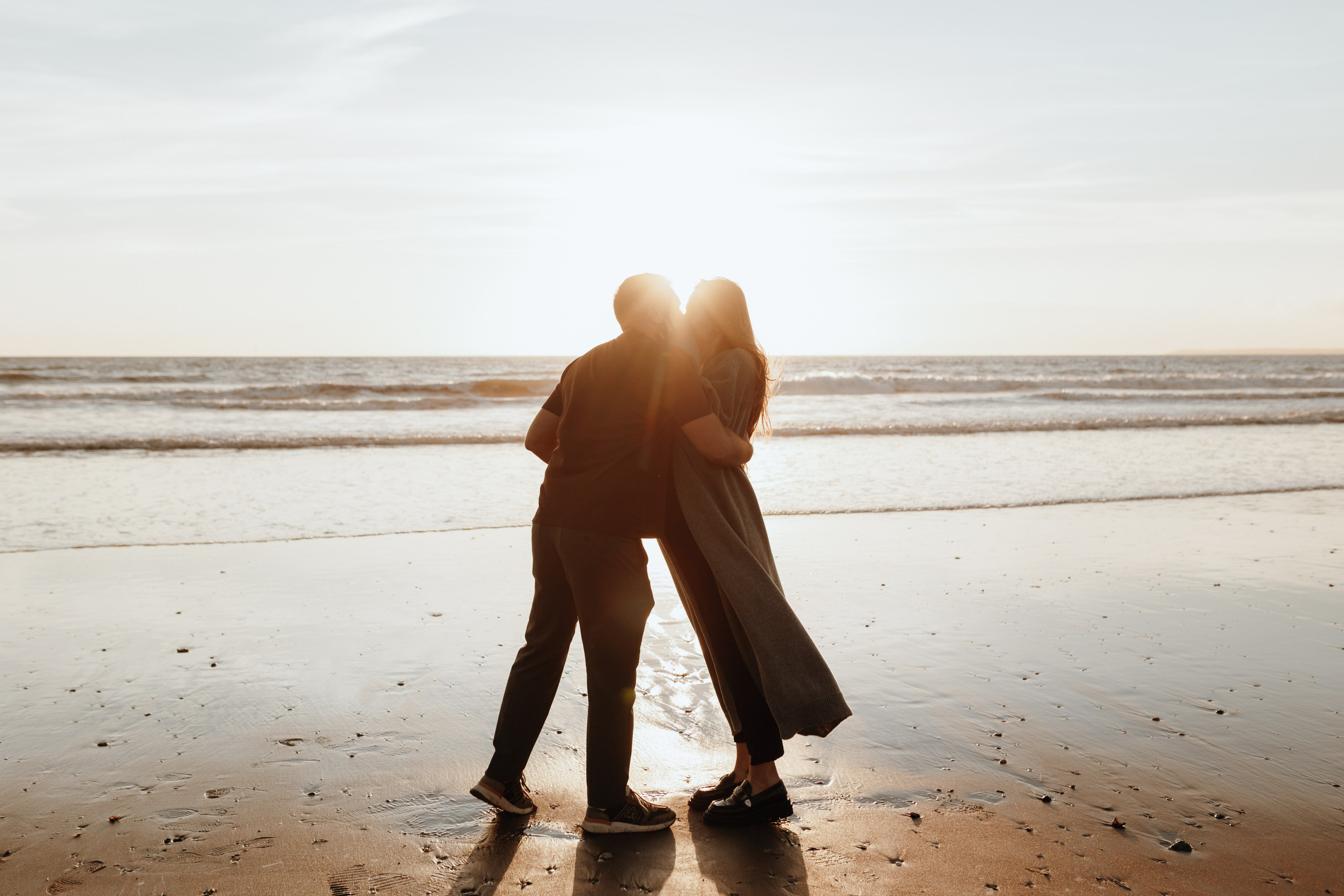 Sunset maternity photoshoot. Annah Louwagie — Lifestyle photographer for couples, families & brands | France & worldwide