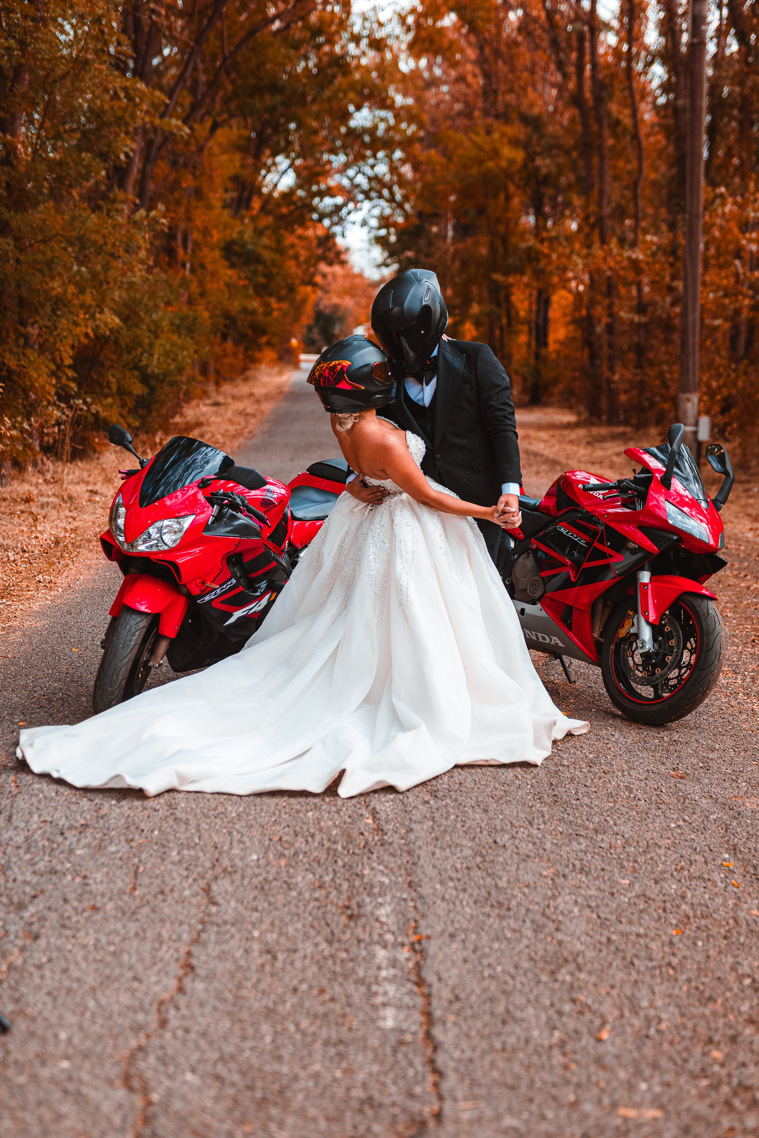 Trash the Dress cu motocicliști — ședință foto de poveste. Lucian Dedeu — Fotograf de nuntă și eveniment