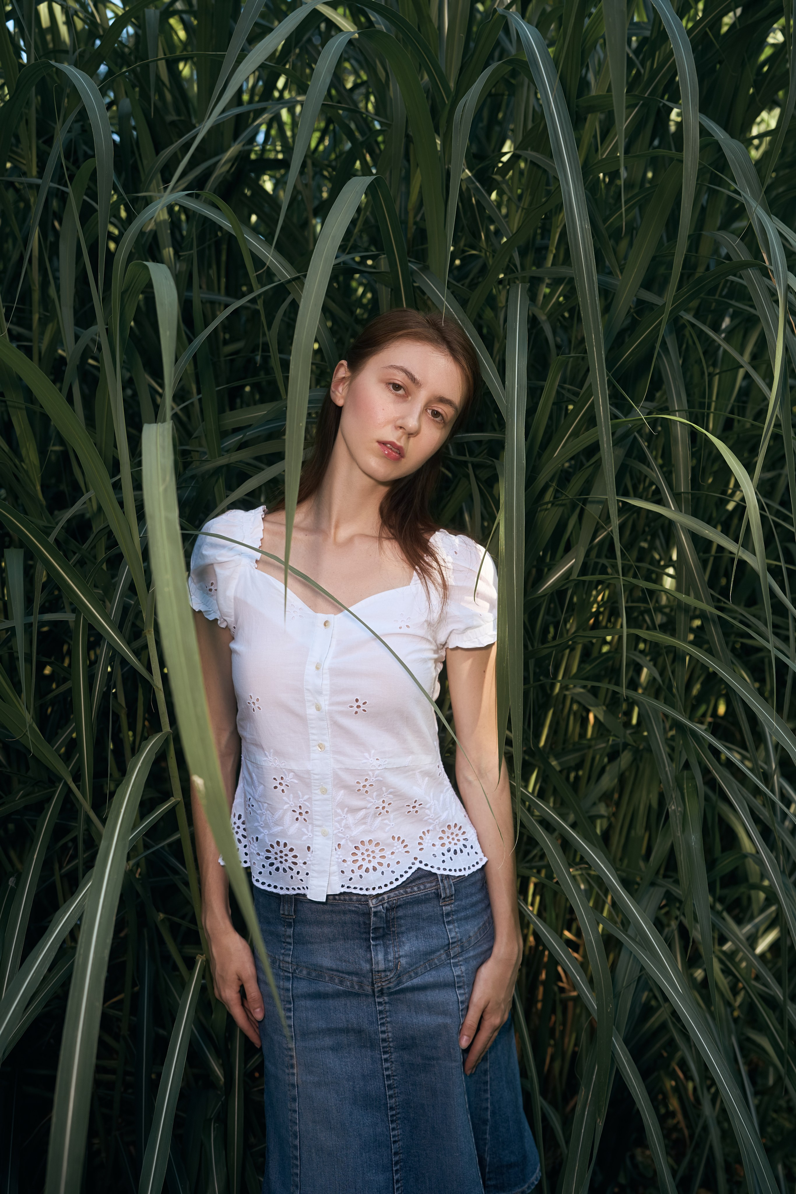 Eine Dame vor grünen Büschen, Porträt