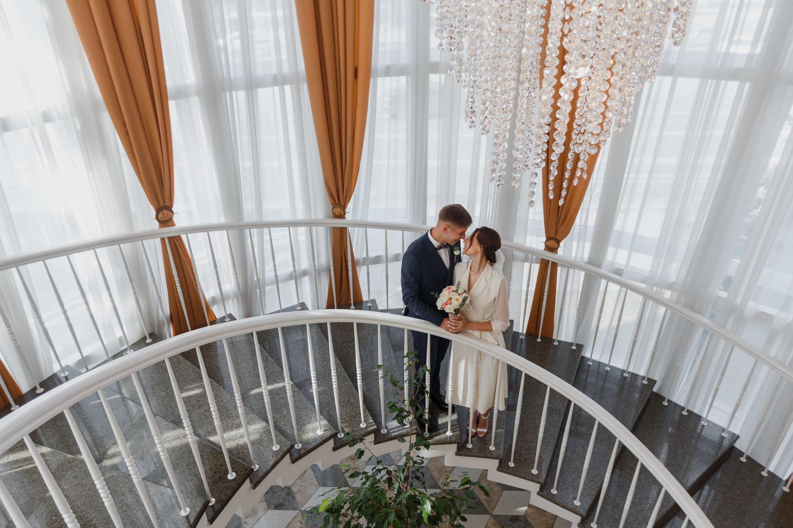 Novia y novio en la naturaleza. Fotógrafo de retrato, familia y reportajes en Valencia | España | Europa Vitalii Lumier