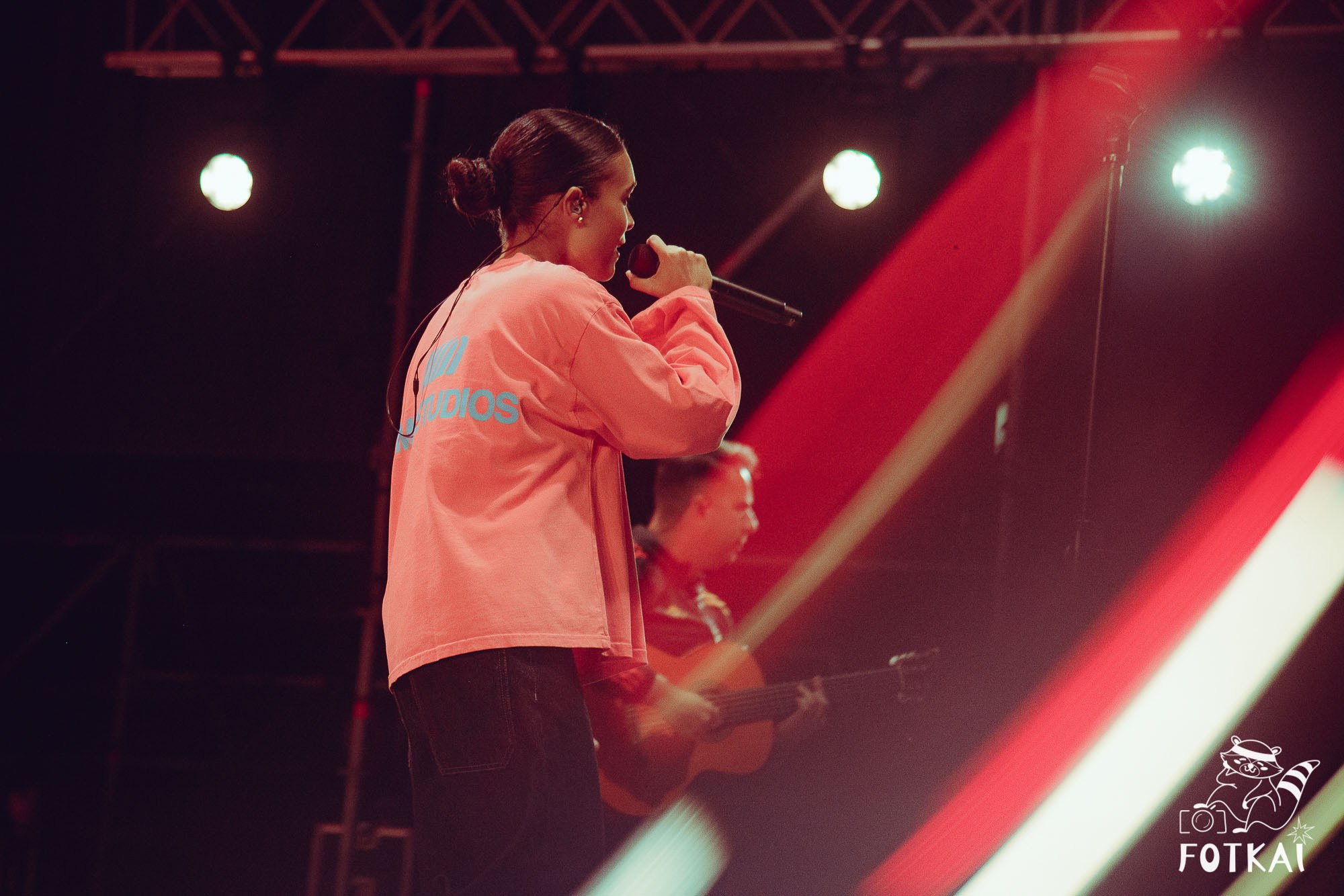 Marta Santos — Fotos del concierto en Alicante 2026: pop flamenco en El Muelle Live | FOTKAI