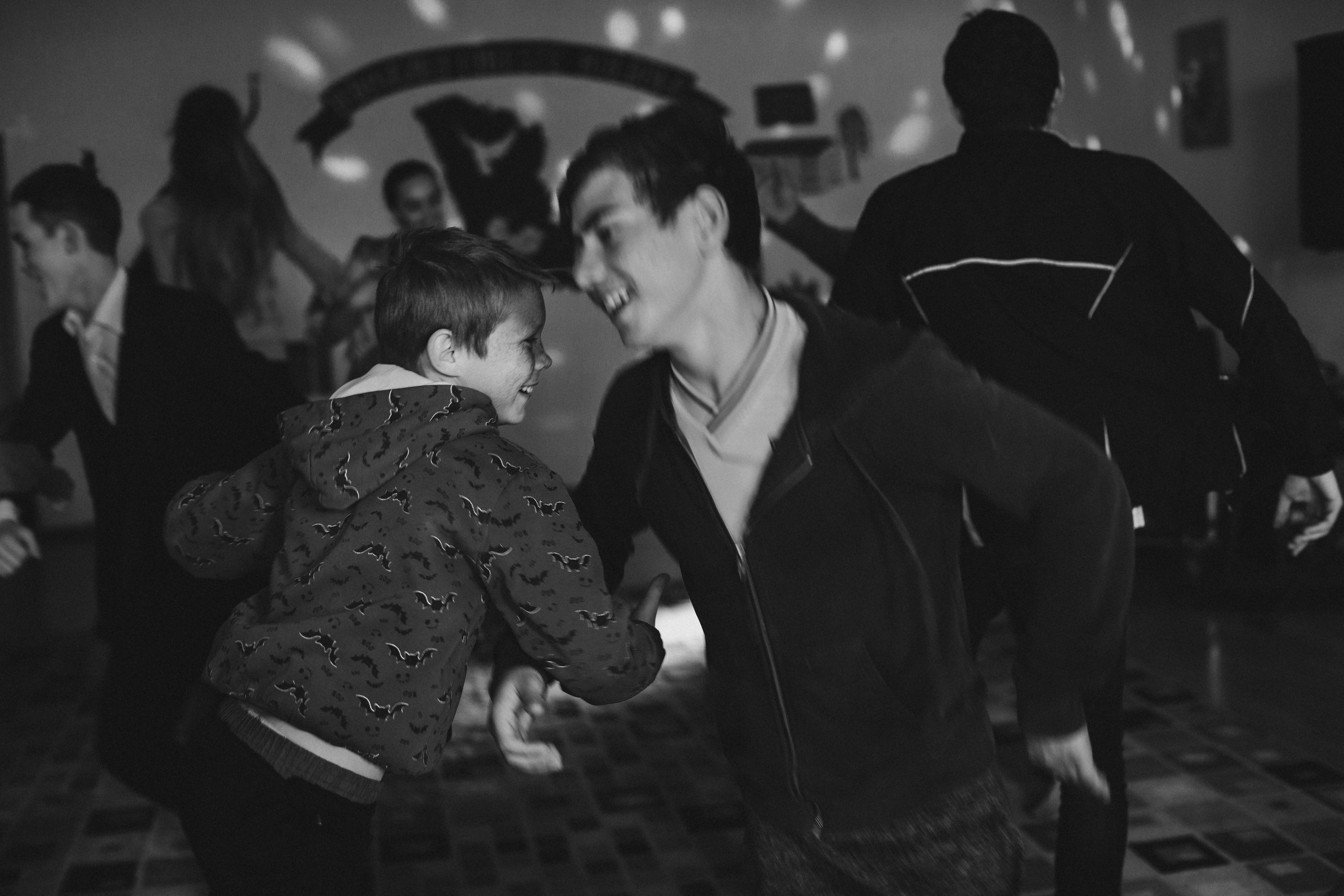 портрет чёрно-белый социальная фотография Детский дом мальчики кружатся держась за руки танцуют