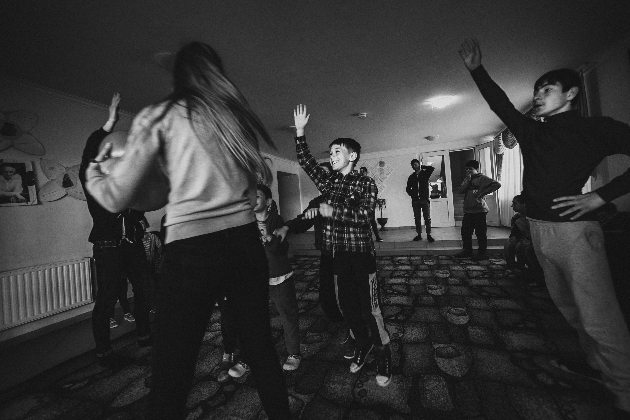  социальная фотография Детский дом чёрно-белая дети мальчики девочки тянут руки в верх
